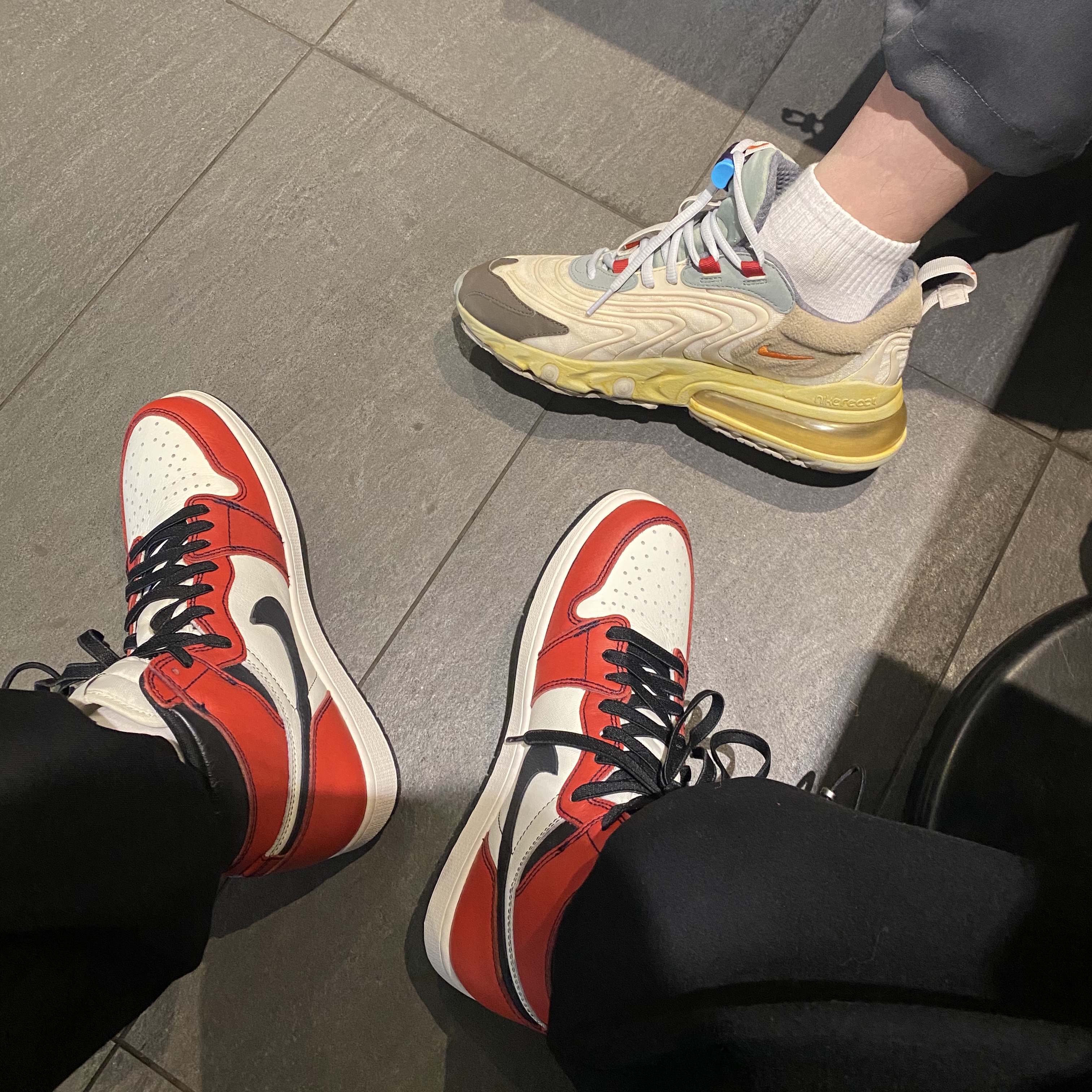 Jordan 1 Retro High OG Defiant SB LA to Chicago, Nike x Travis Scott Air Max 270 React Cactus Trails 착용 스타일 - 1