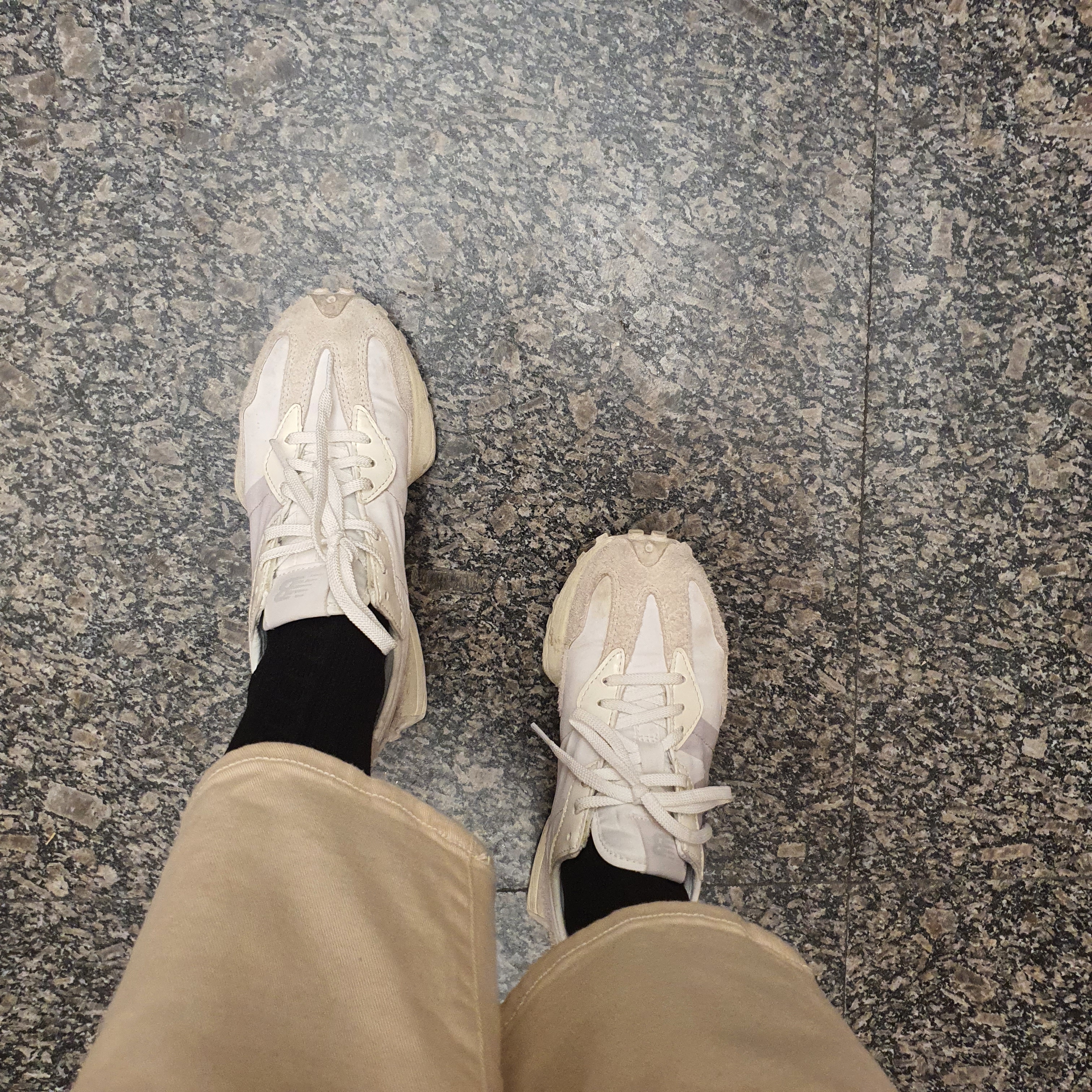 (W) New Balance 327 White Moonbeam 착용 스타일 - 2