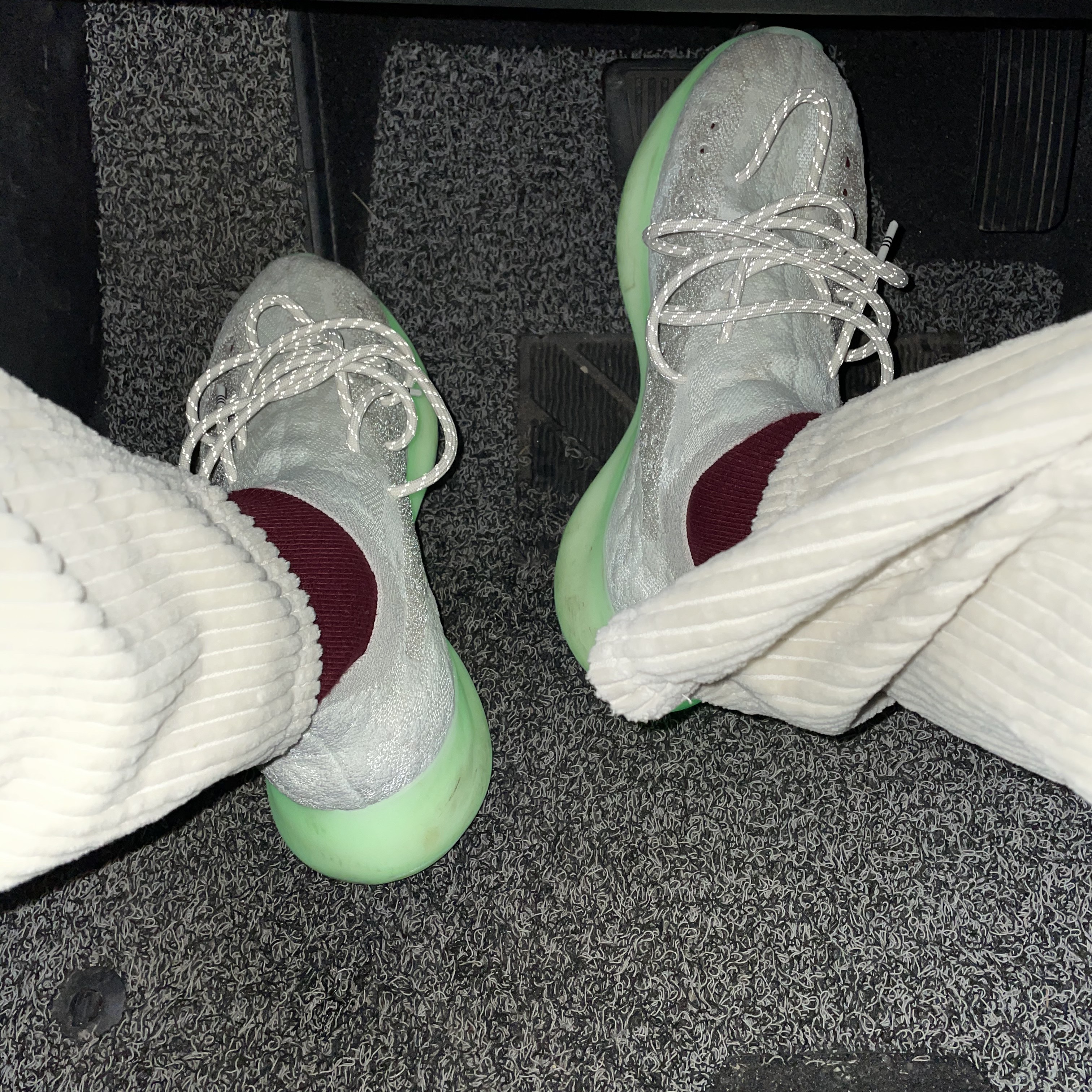 Adidas Yeezy Boost 380 Calcite Glow 착용 스타일 - 2
