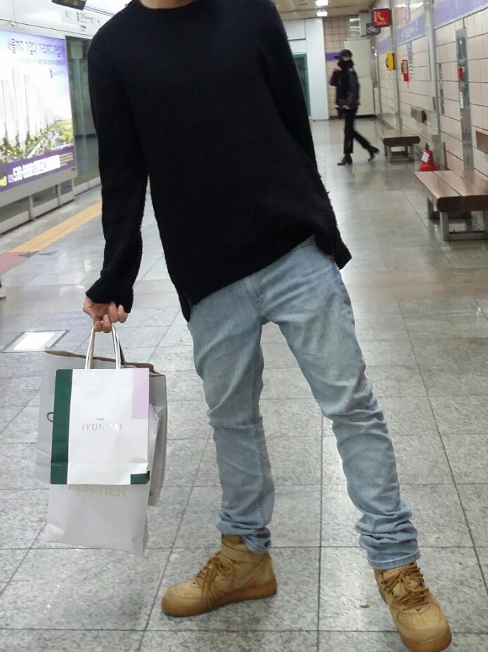 Nike Air Force 1 Mid Flax and Outdoor Green 착용 스타일