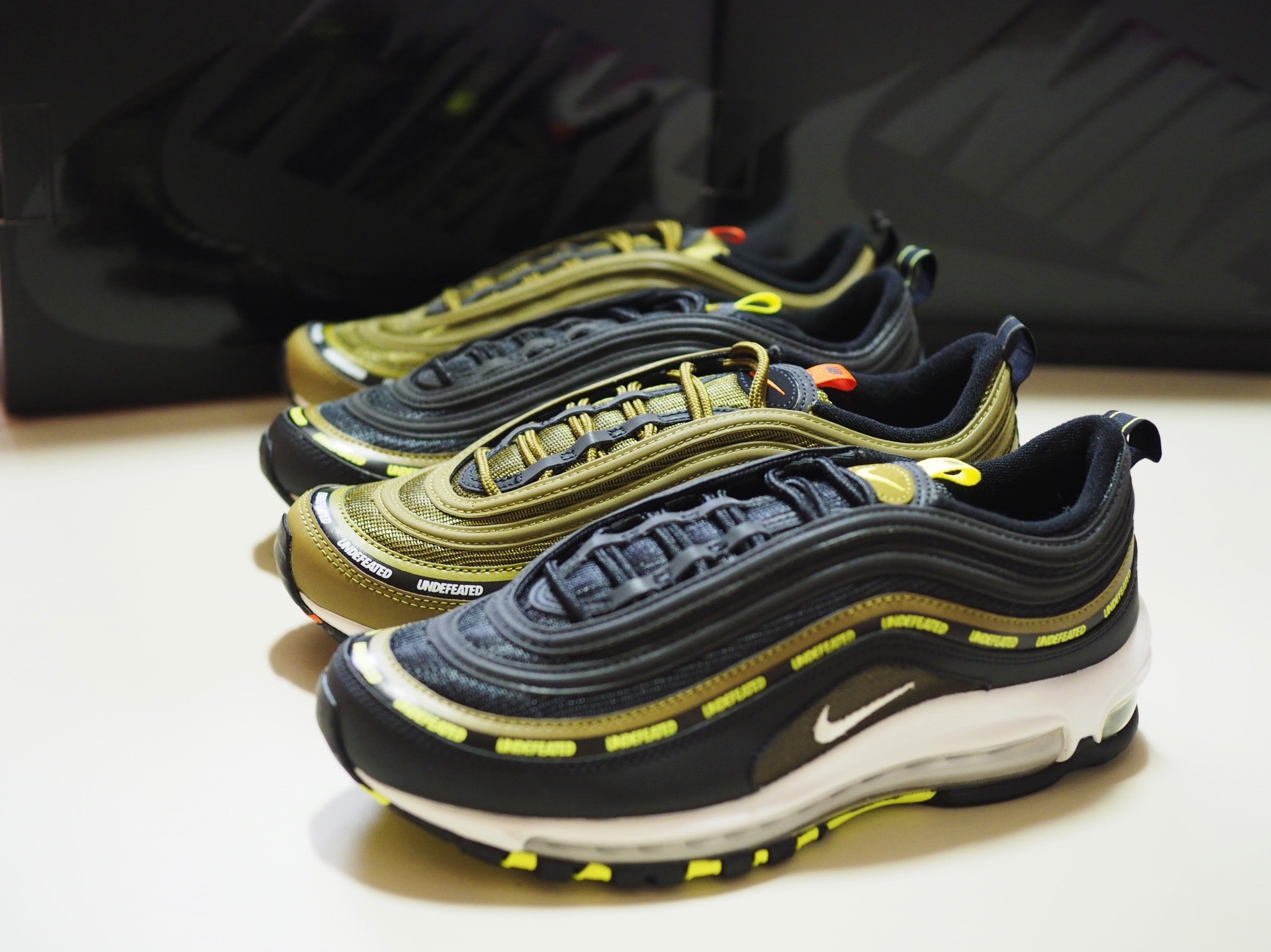 Nike x Undefeated Air Max 97 Black Volt, Nike x Undefeated Air Max 97 Militia Green 착용 스타일