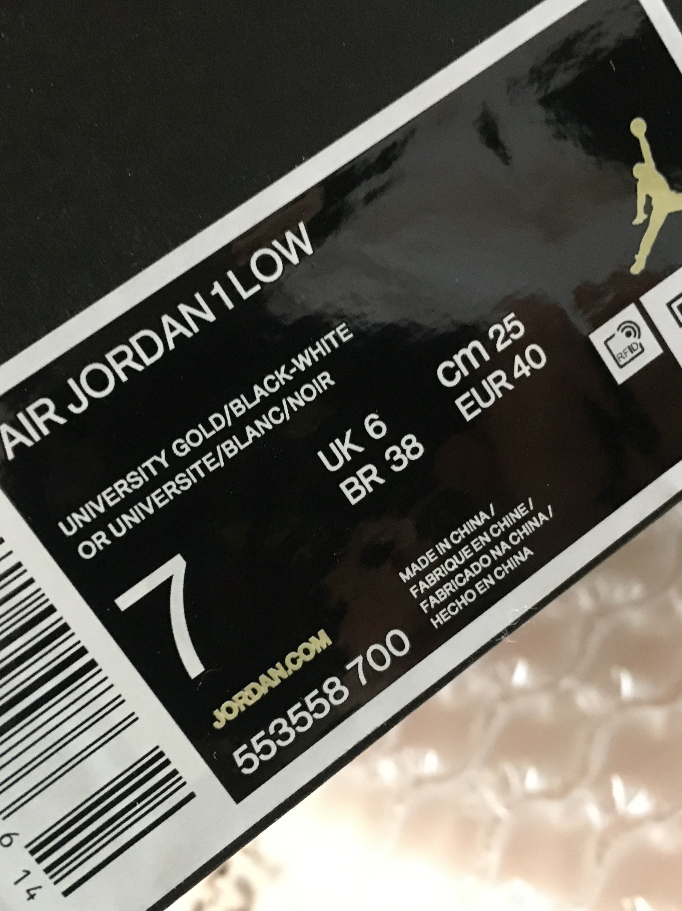Jordan 1 Low University Gold Black 착용 스타일 - 2