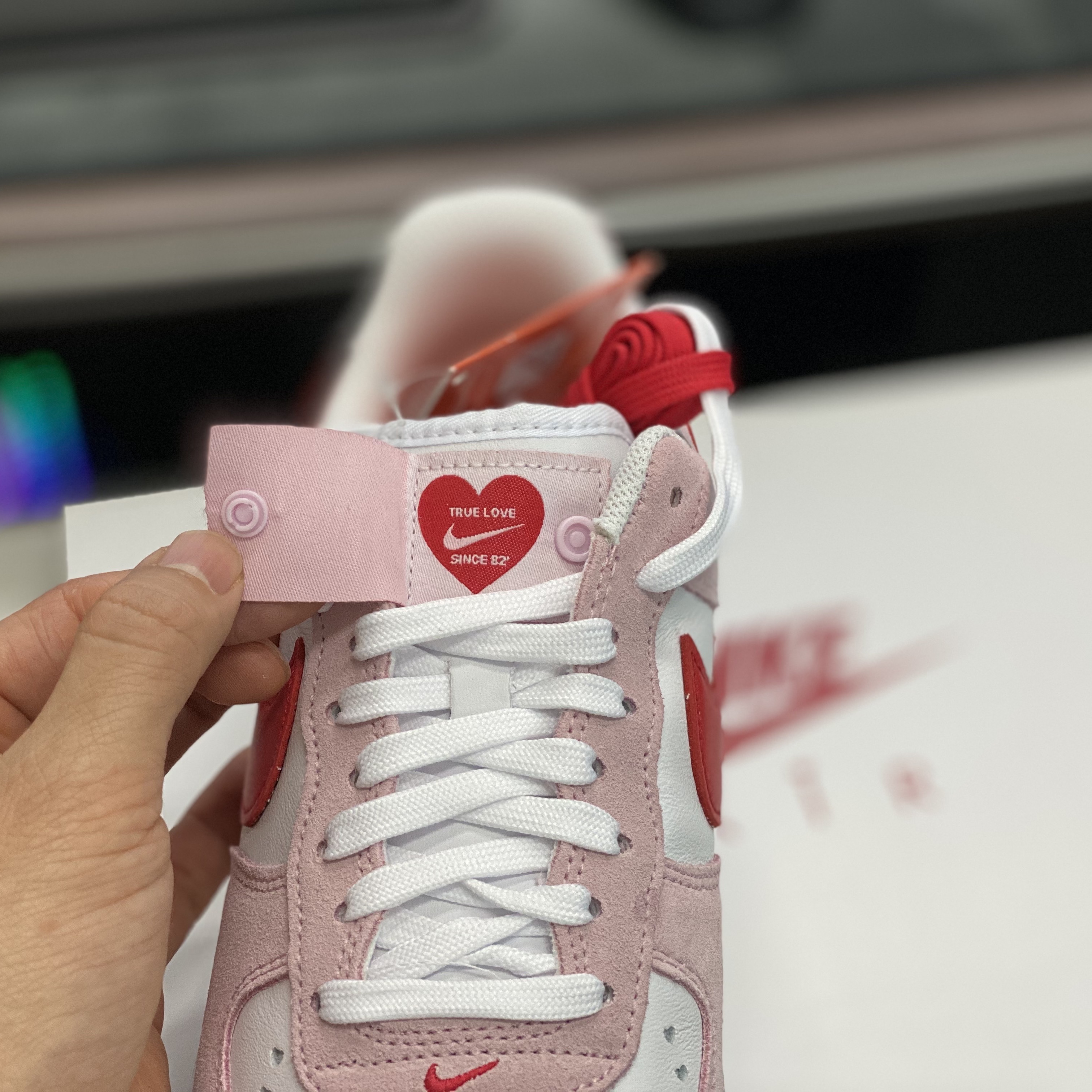 Nike Air Force 1 '07 QS Valentine's Day 착용 스타일 - 4