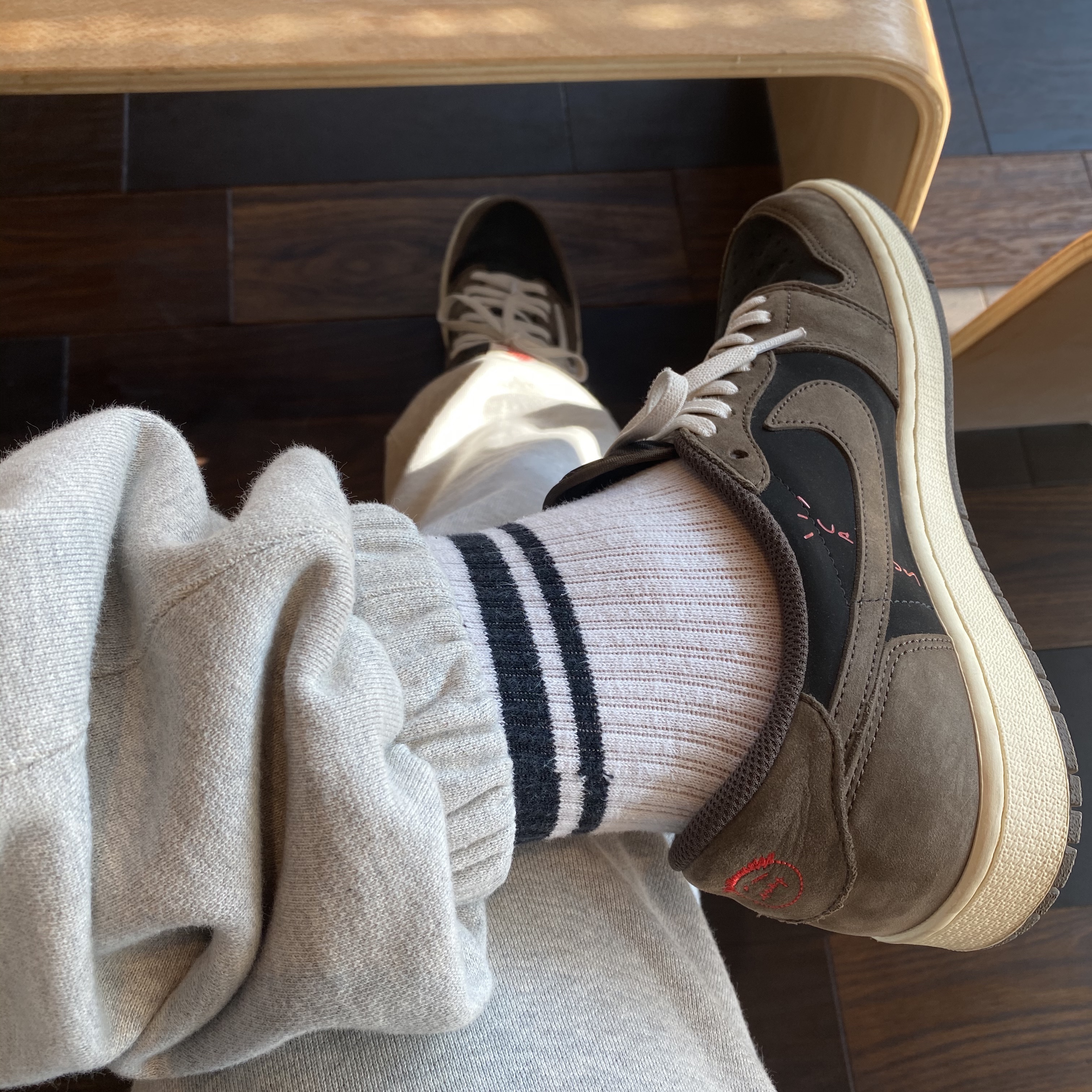Jordan 1 x Travis Scott Retro Low OG SP Mocha 착용 스타일 - 3