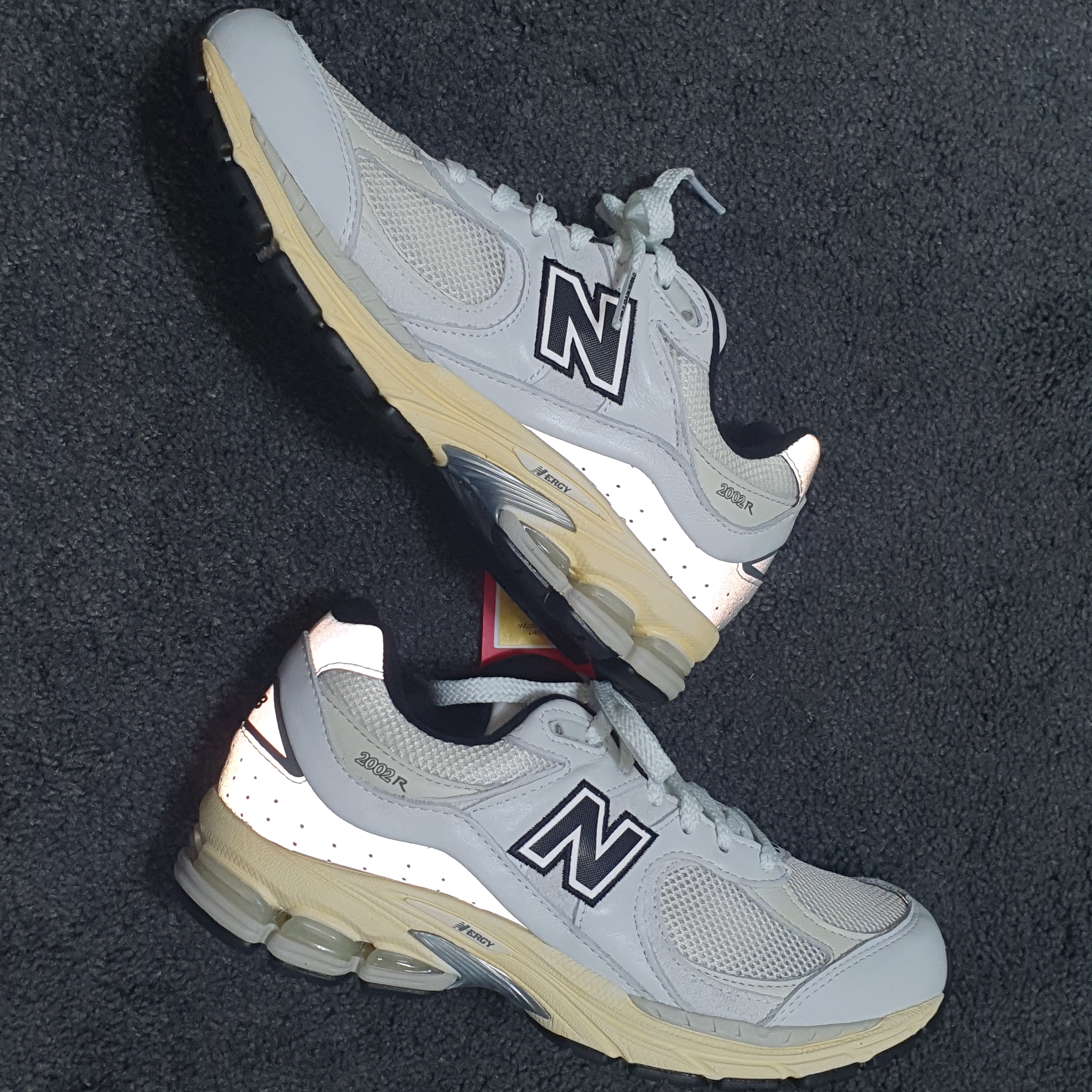 New Balance x Thisisneverthat 2002R White 착용 스타일 - 1
