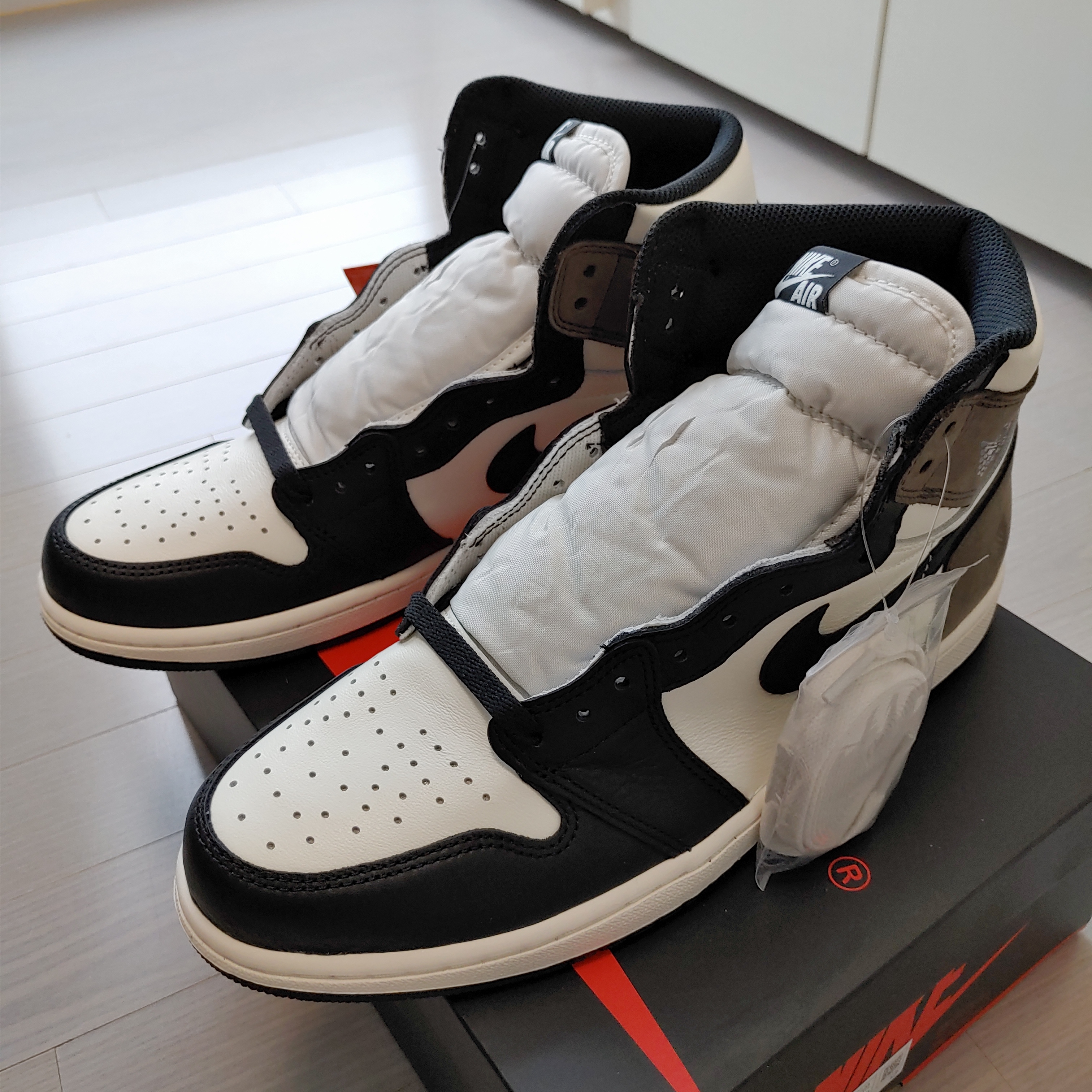 Jordan 1 Retro High OG Black Mocha 착용 스타일 - 2