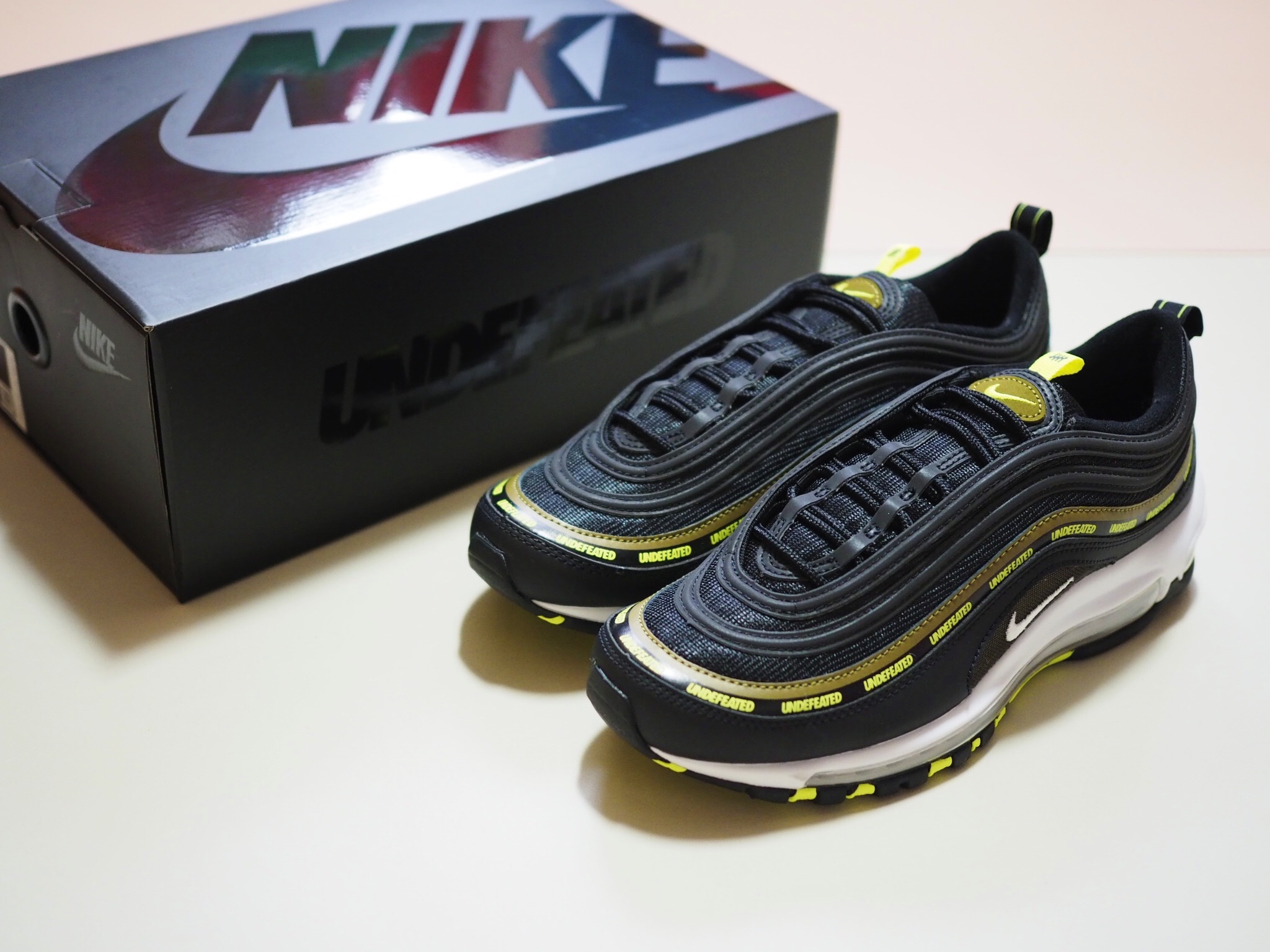 Nike x Undefeated Air Max 97 Black Volt 착용 스타일 - 1