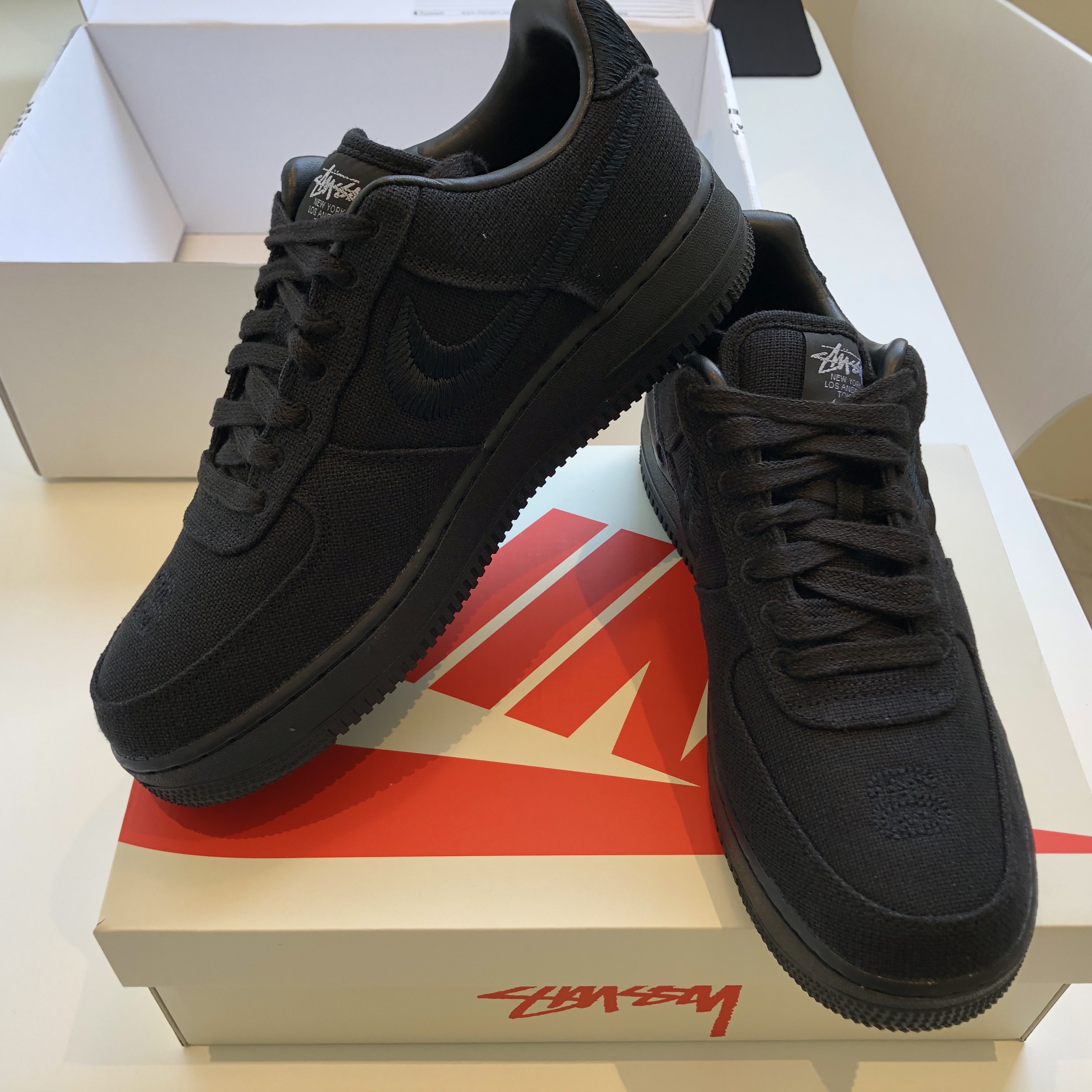 Nike x Stussy Air Force 1 Low Triple Black 착용 스타일 - 1