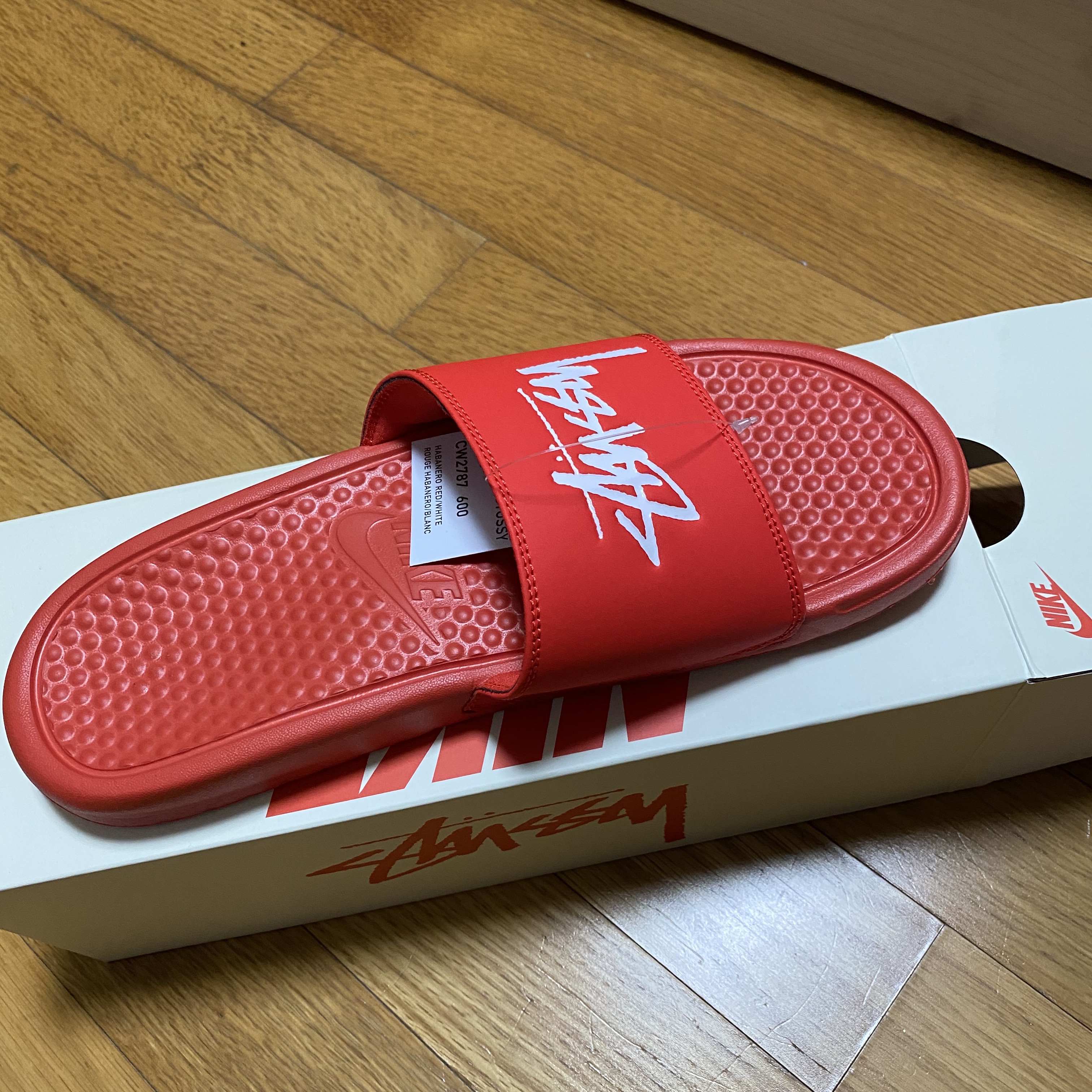 Nike x Stussy Benassi Slide Habanero Red 착용 스타일