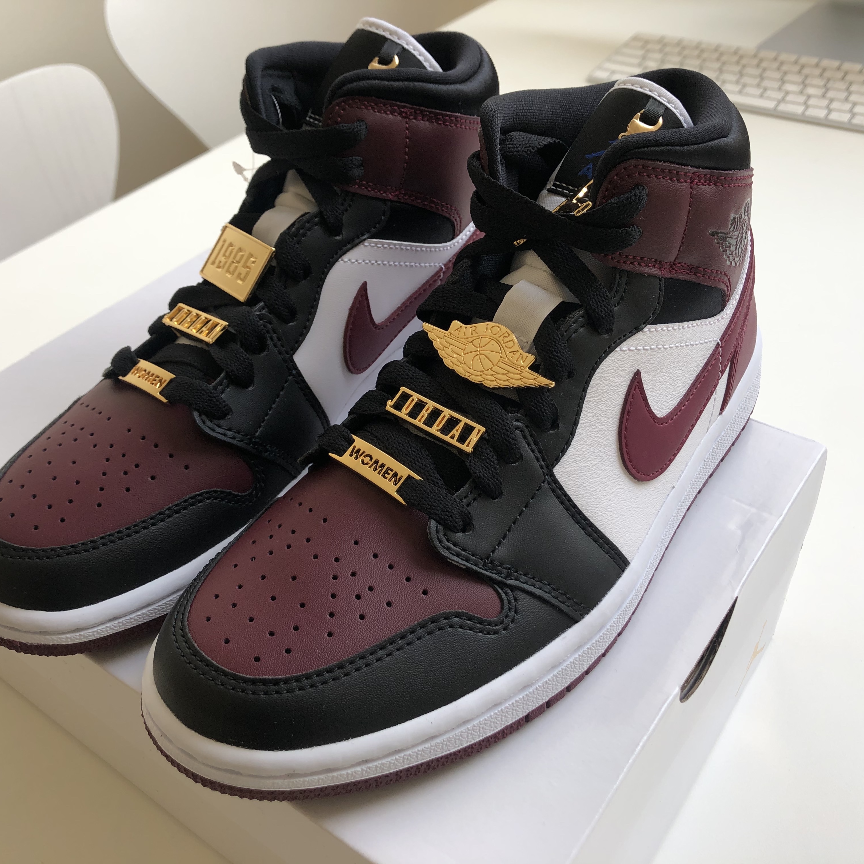 (W) Jordan 1 Mid SE Dark Beetroot 착용 스타일