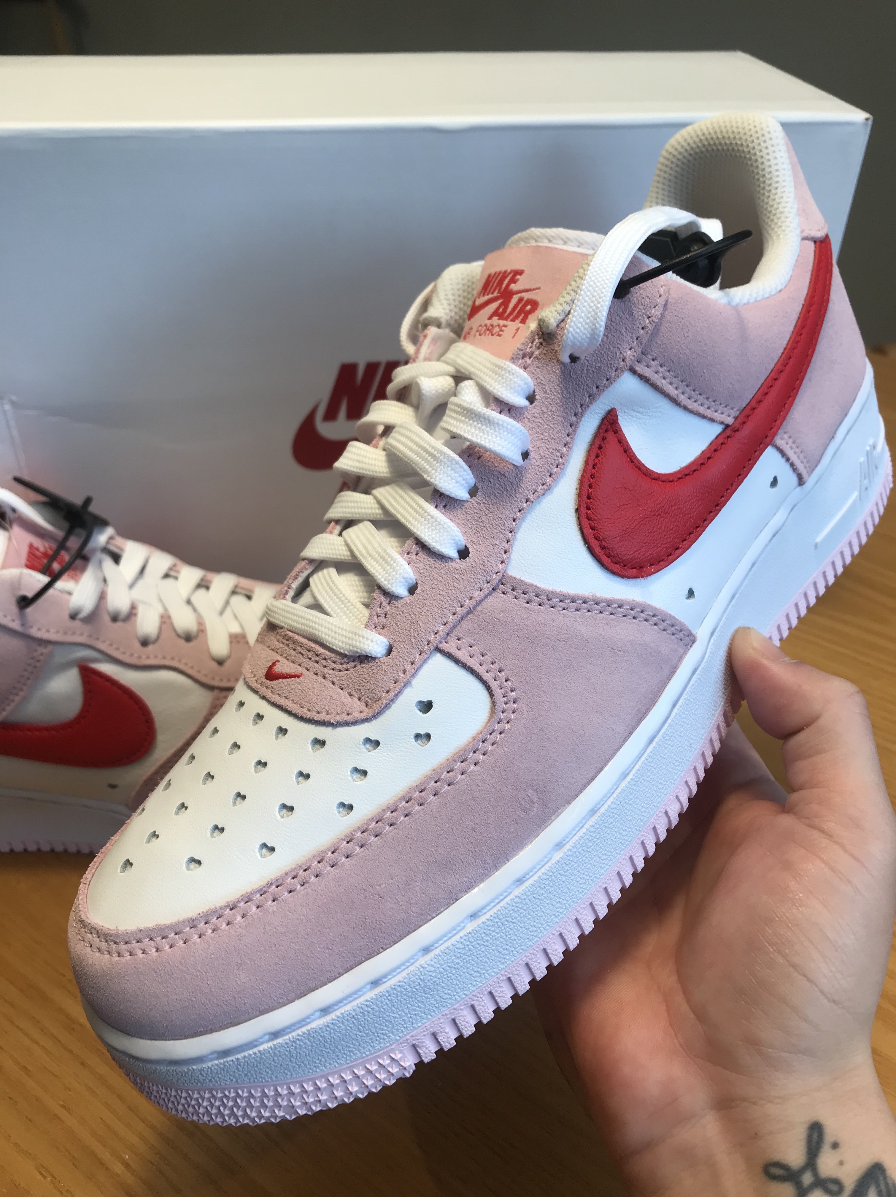 Nike Air Force 1 '07 QS Valentine's Day 착용 스타일 - 2