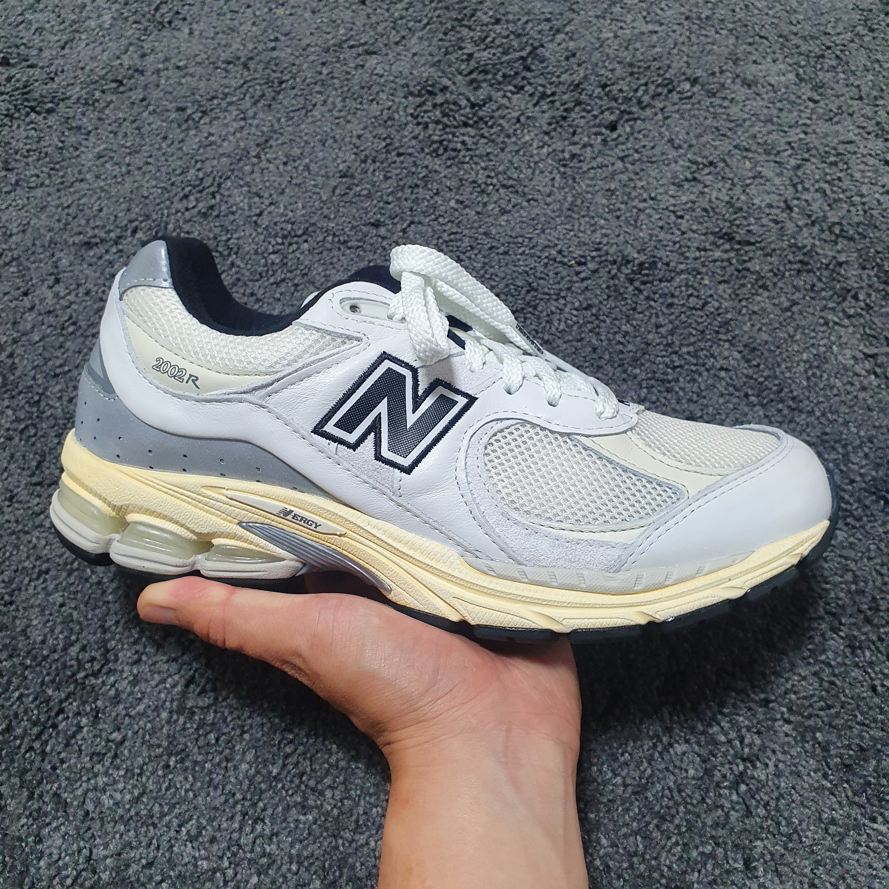 New Balance x Thisisneverthat 2002R White 착용 스타일 - 4