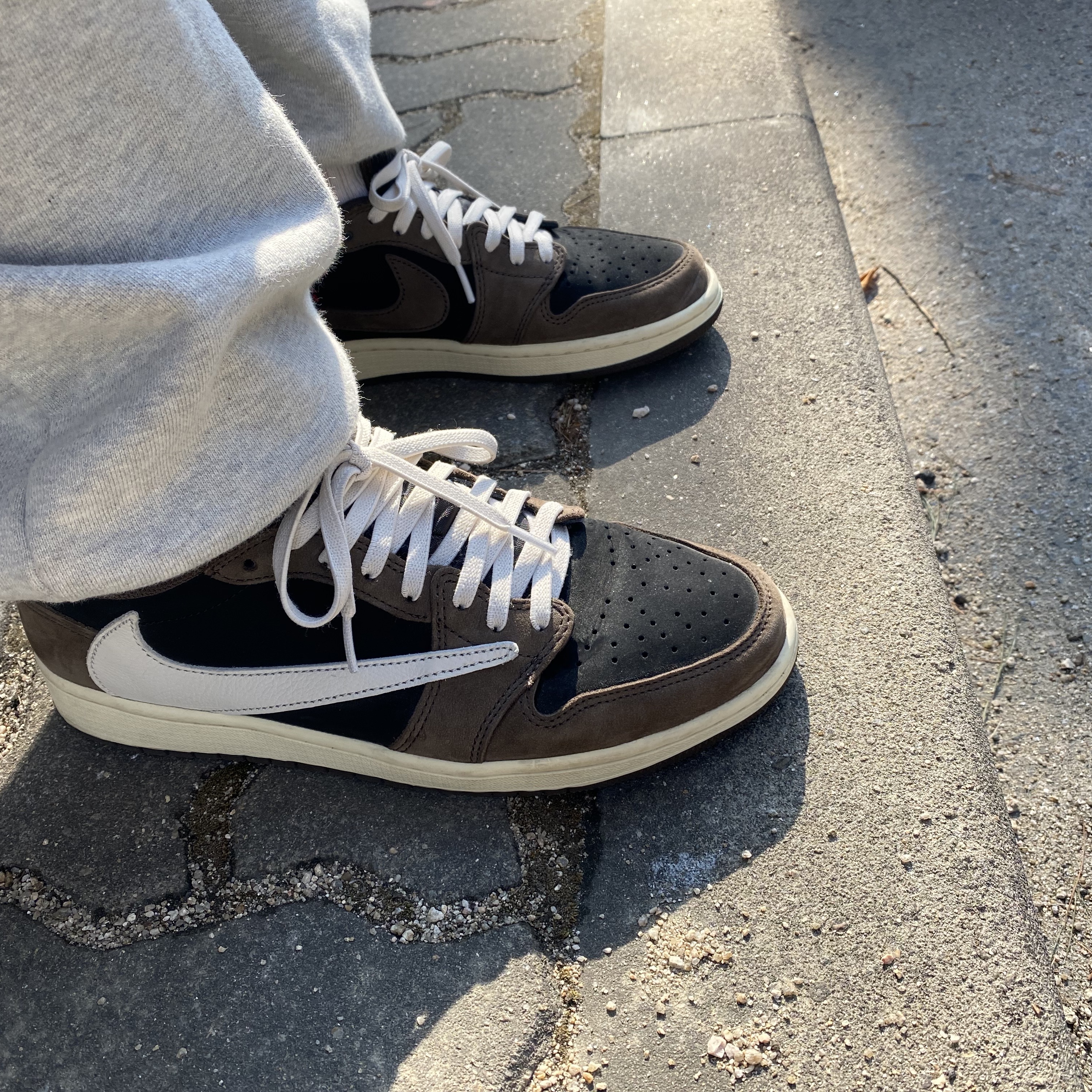 Jordan 1 x Travis Scott Retro Low OG SP Mocha 착용 스타일 - 2