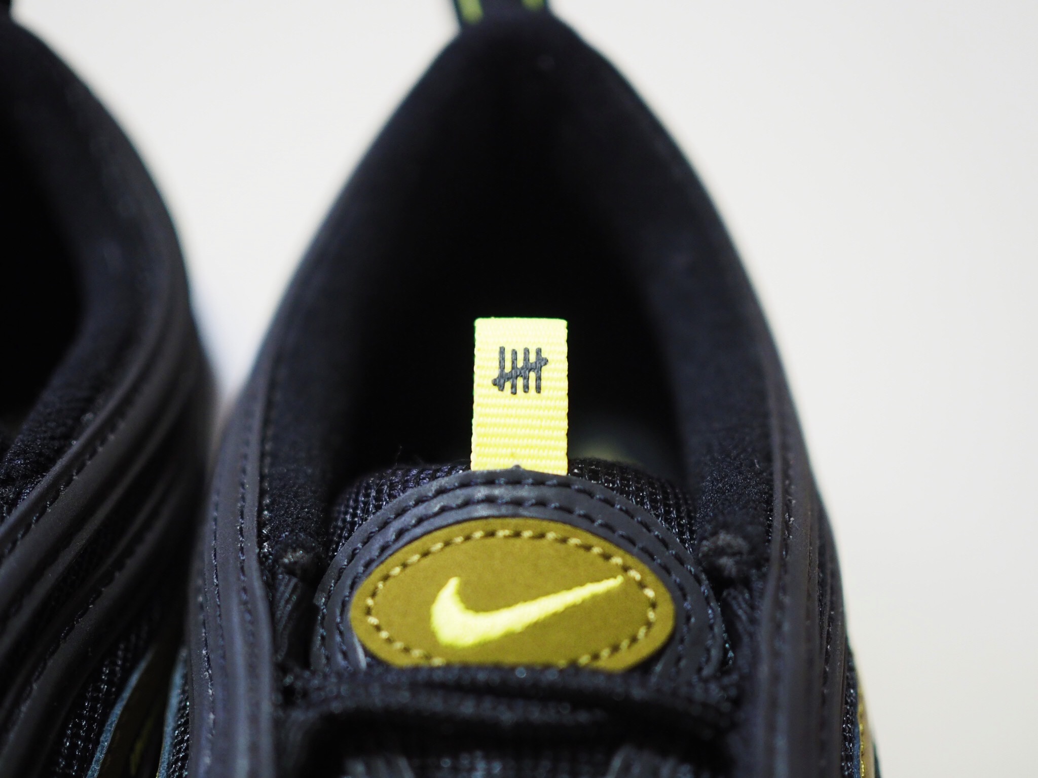 Nike x Undefeated Air Max 97 Black Volt 착용 스타일 - 4