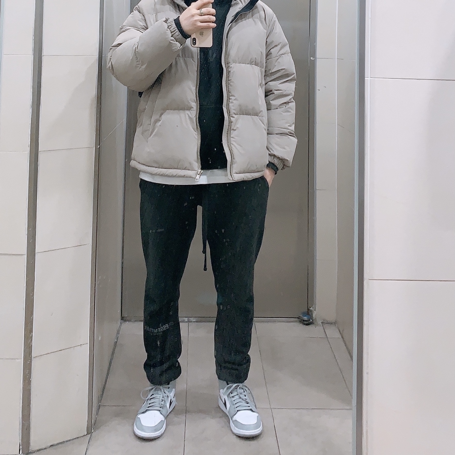 Jordan 1 Mid Light Smoke Grey, Essentials 3D Silicon Applique Pullover Hoodie Dark Slate/Black 2020 착용 스타일