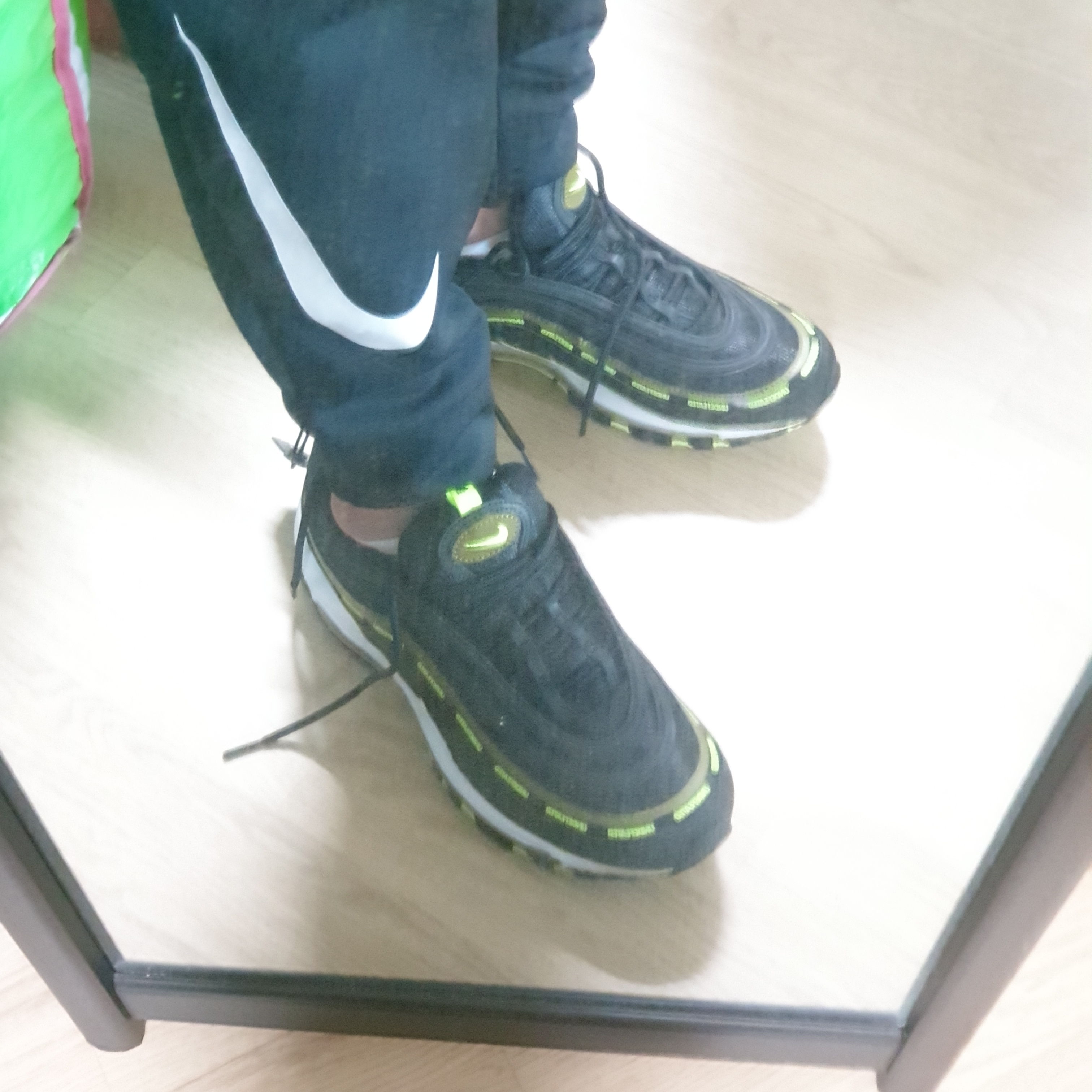 Nike x Undefeated Air Max 97 Black Volt 착용 스타일 - 2