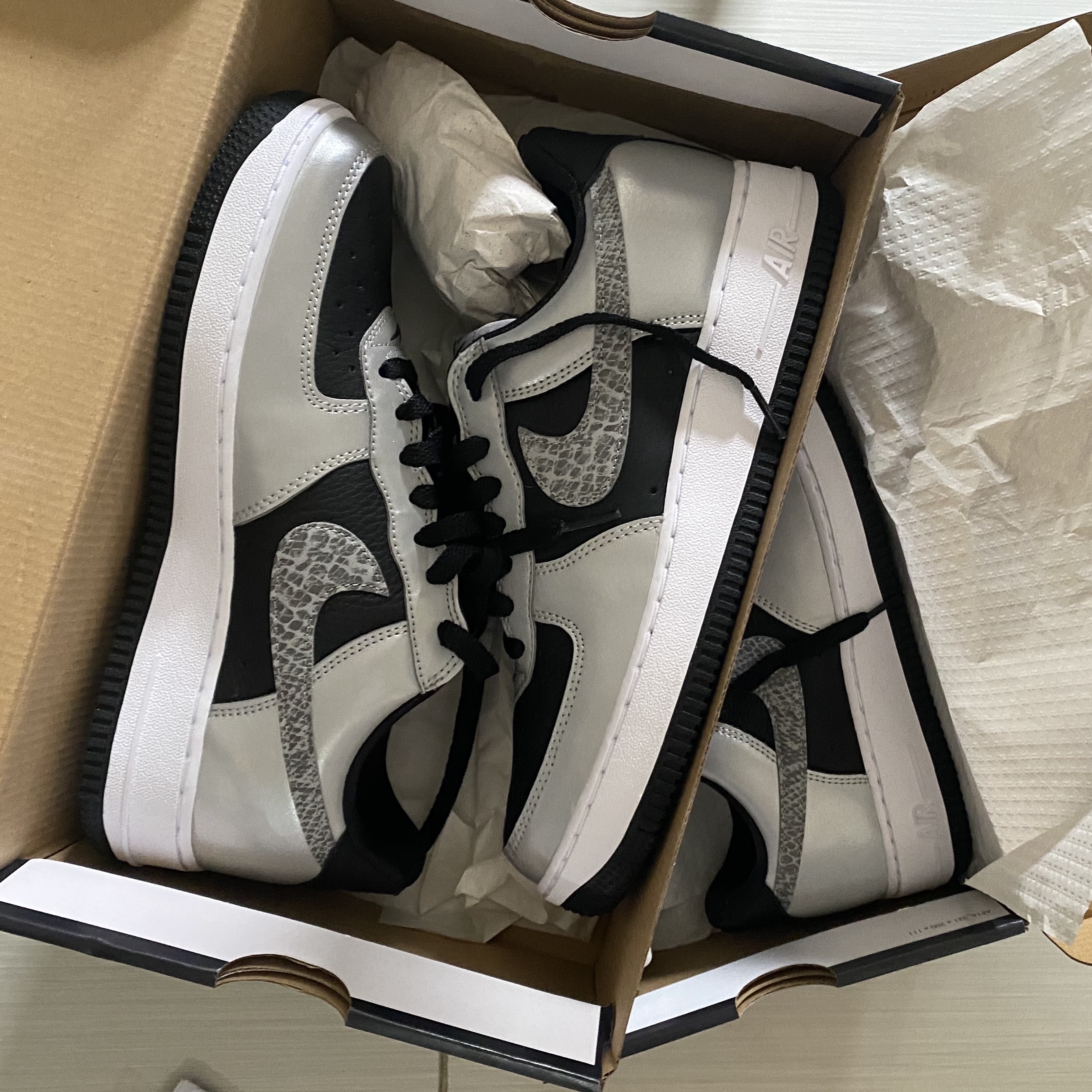 Nike Air Force 1 B Silver Snake 착용 스타일 - 1