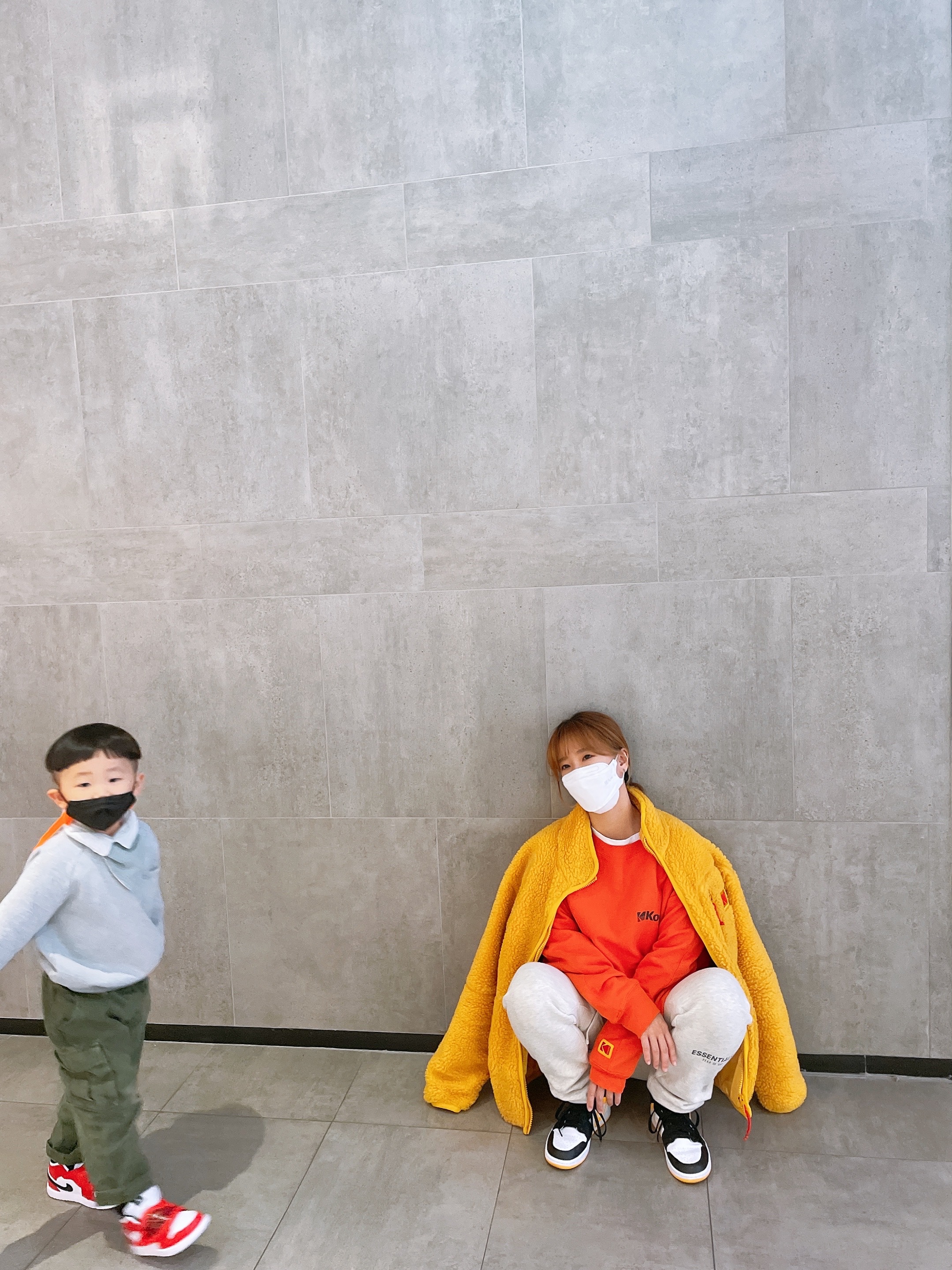 (W) Jordan 1 Mid SE Laser Orange, Essentials Sweatpants Oatmeal/Oatmeal Heather/Light Heather Oatmeal 2020 착용 스타일 - 2