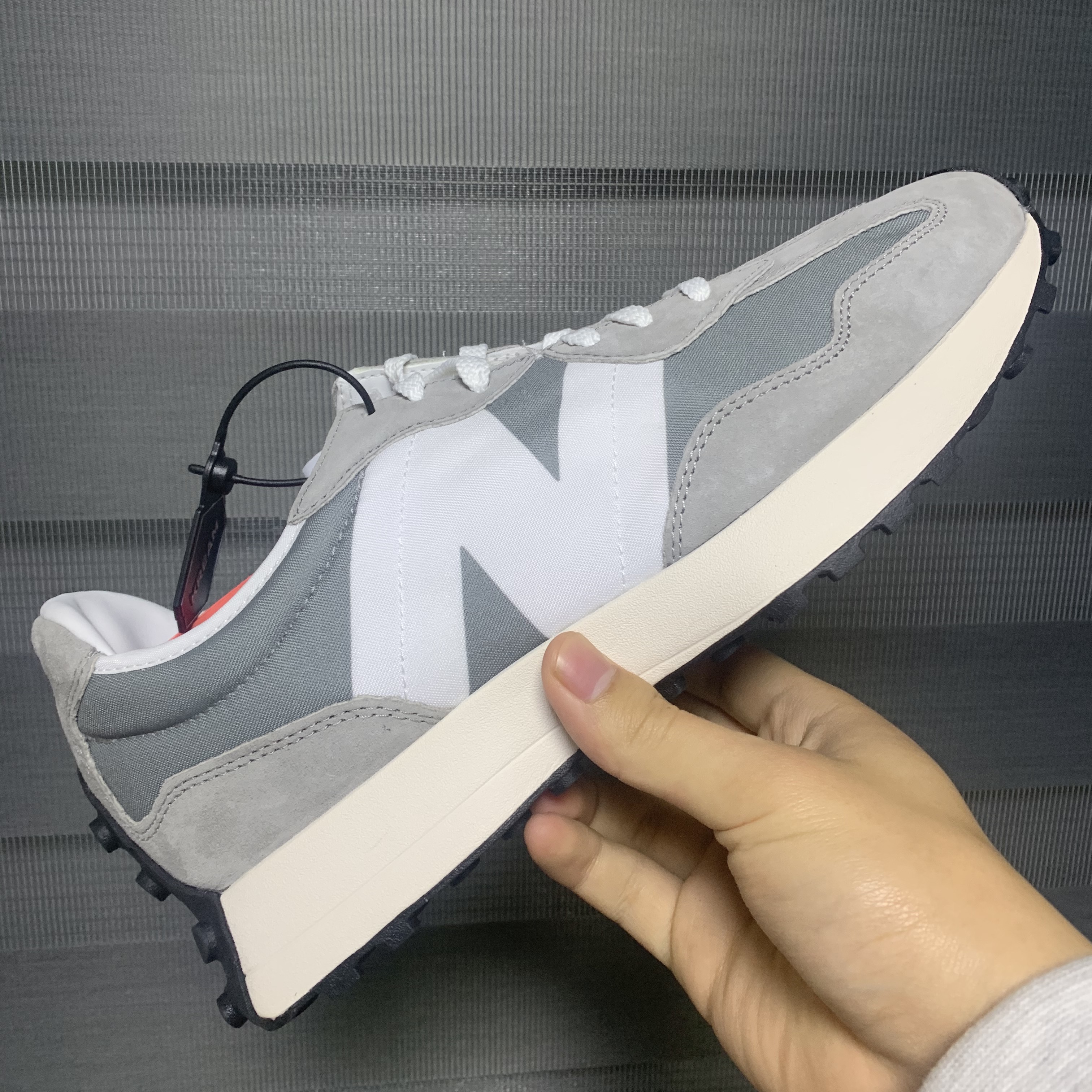 New Balance 327 Grey 착용 스타일 - 1