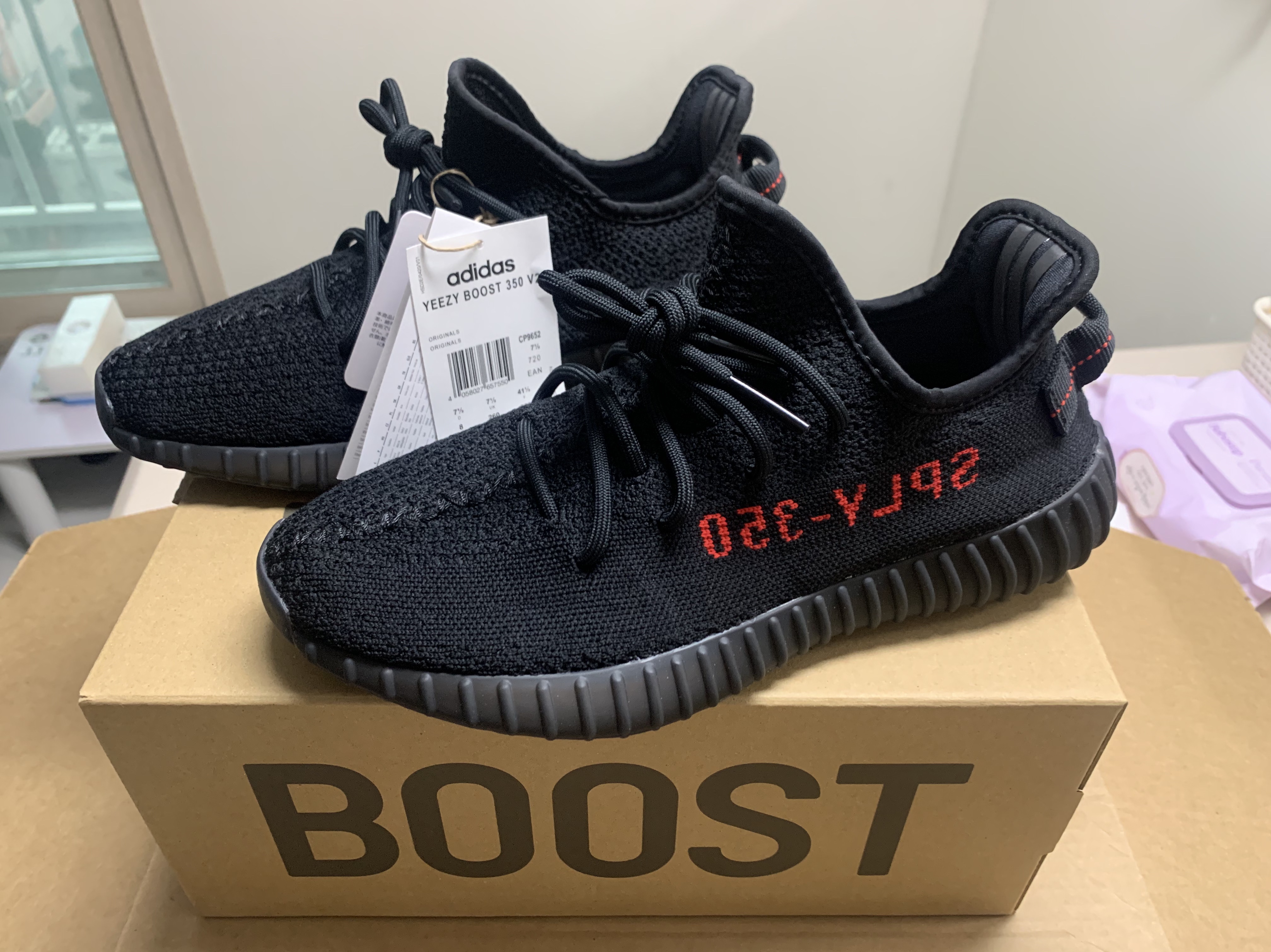 Adidas Yeezy Boost 350 V2 Black Red 2020 착용 스타일 - 1