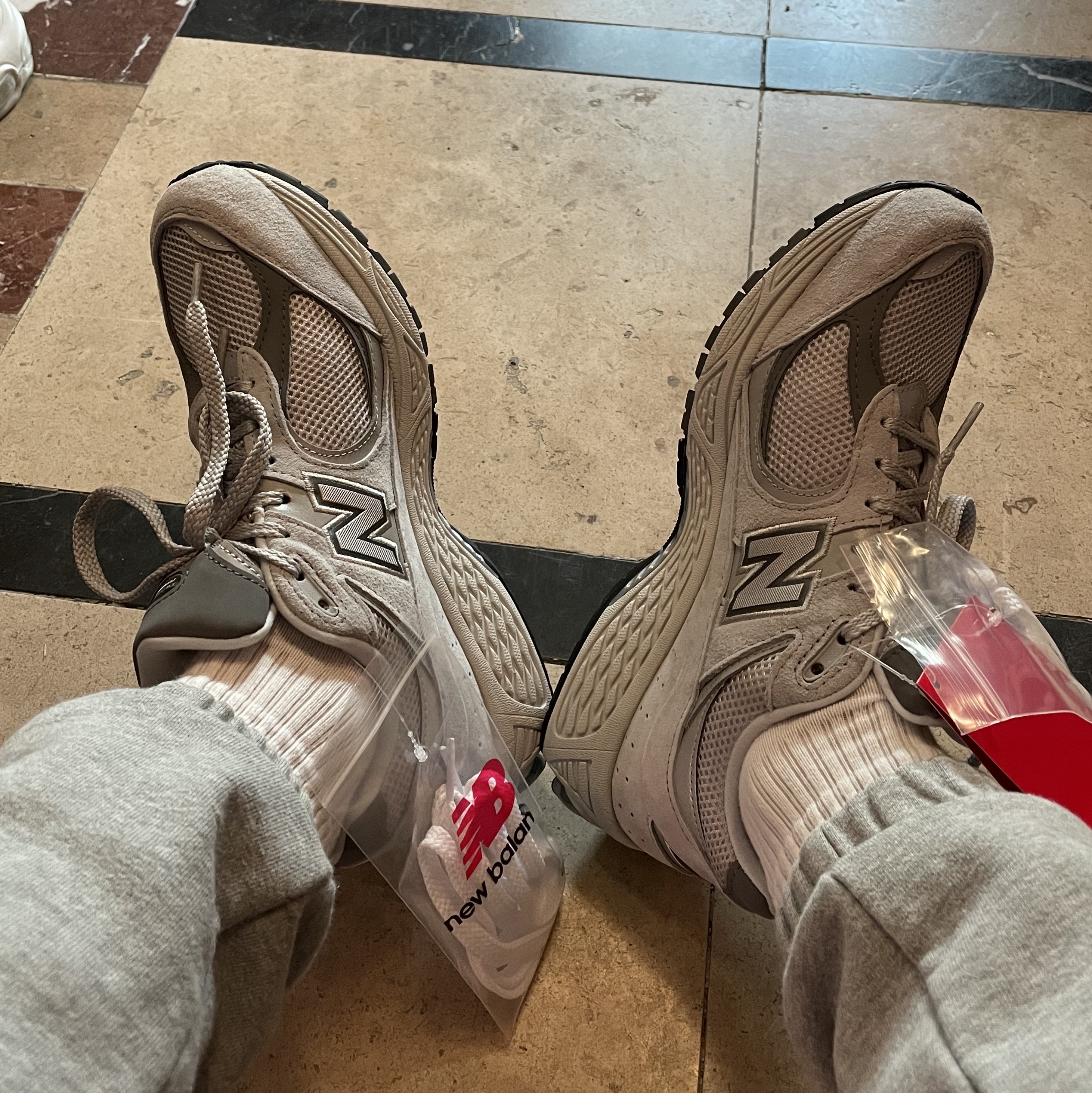 New Balance 2002R T2 Gray 착용 스타일