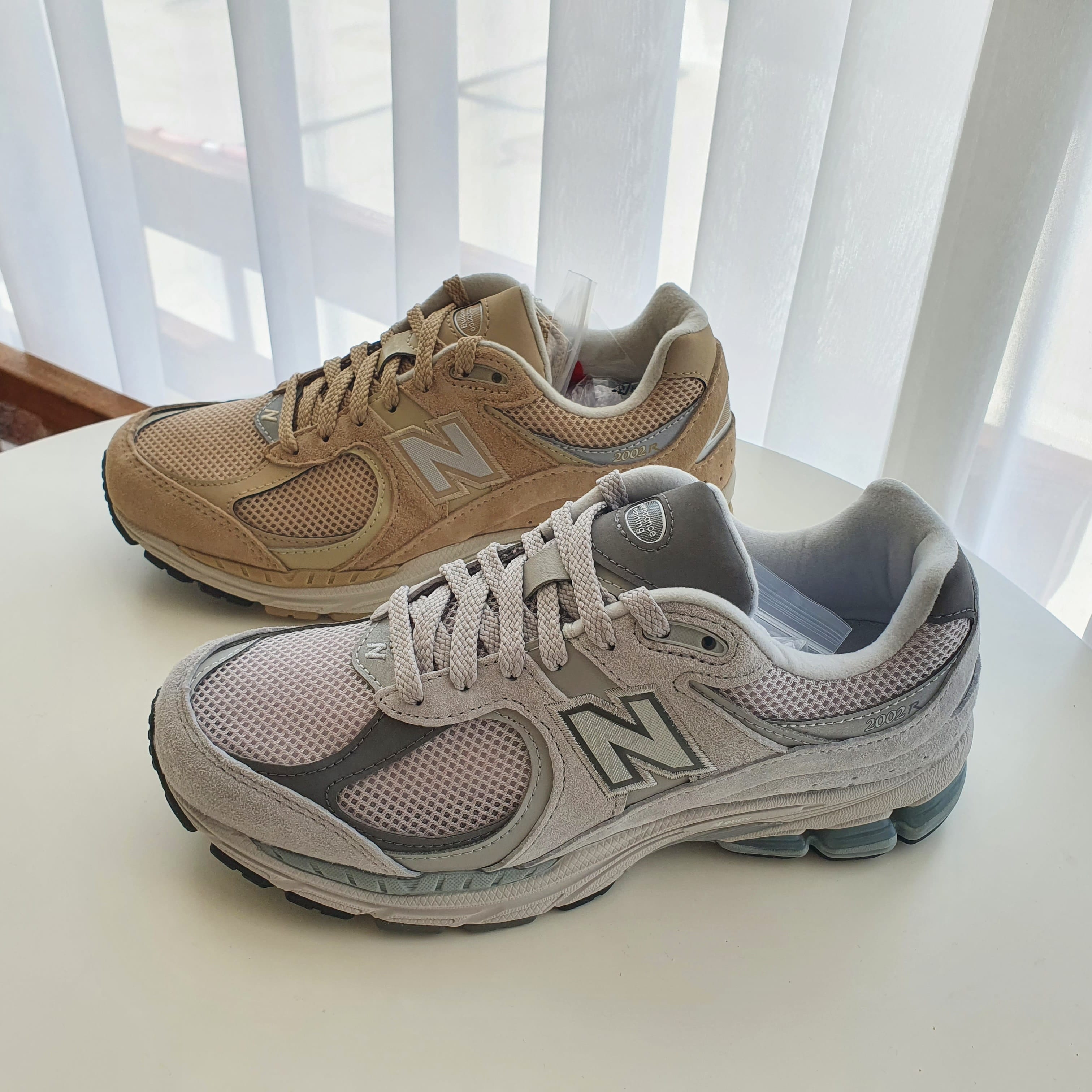 New Balance 2002R T2 Gray, New Balance 2002R T2 Beige 착용 스타일