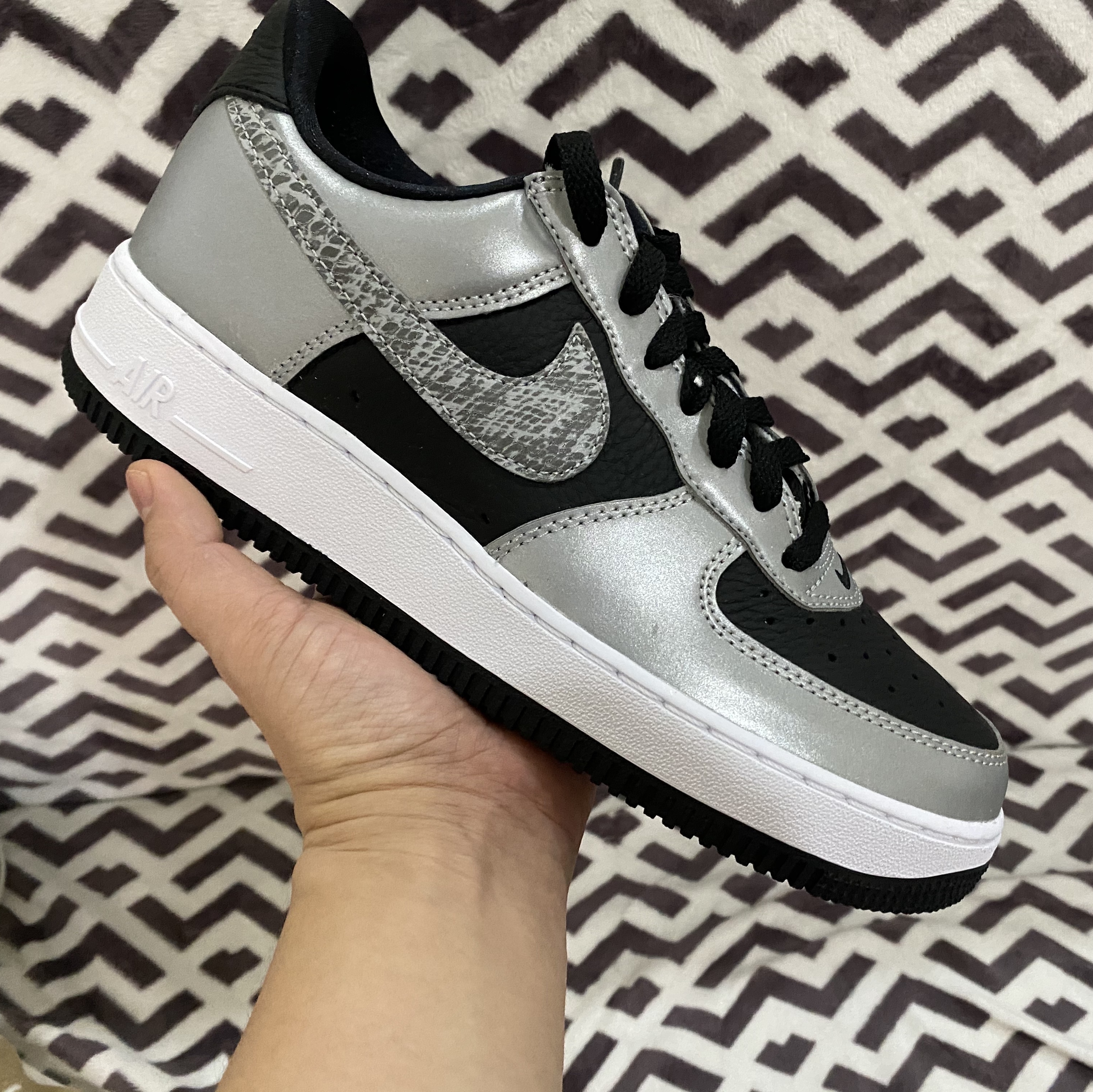 Nike Air Force 1 B Silver Snake 착용 스타일 - 3