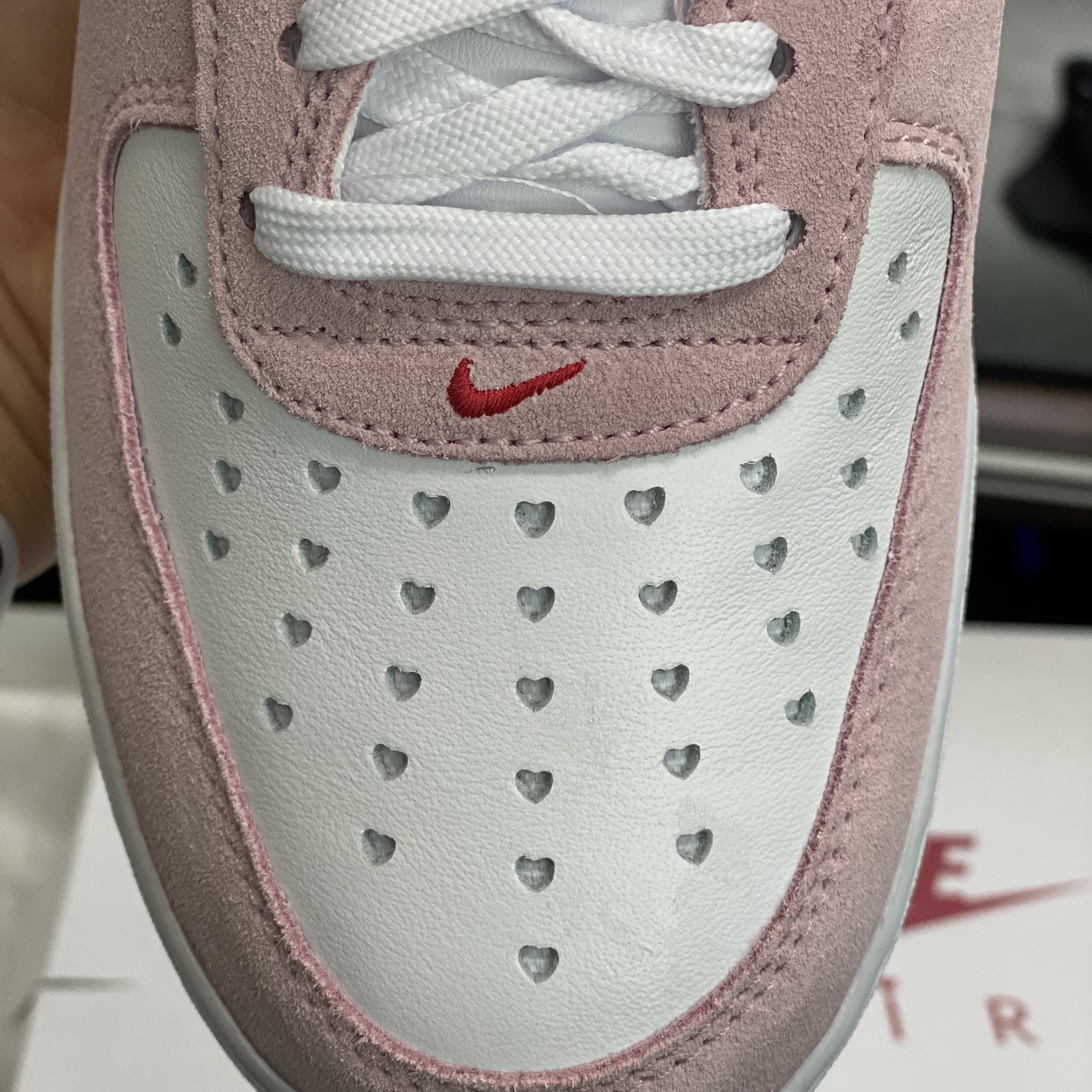 Nike Air Force 1 '07 QS Valentine's Day 착용 스타일 - 2