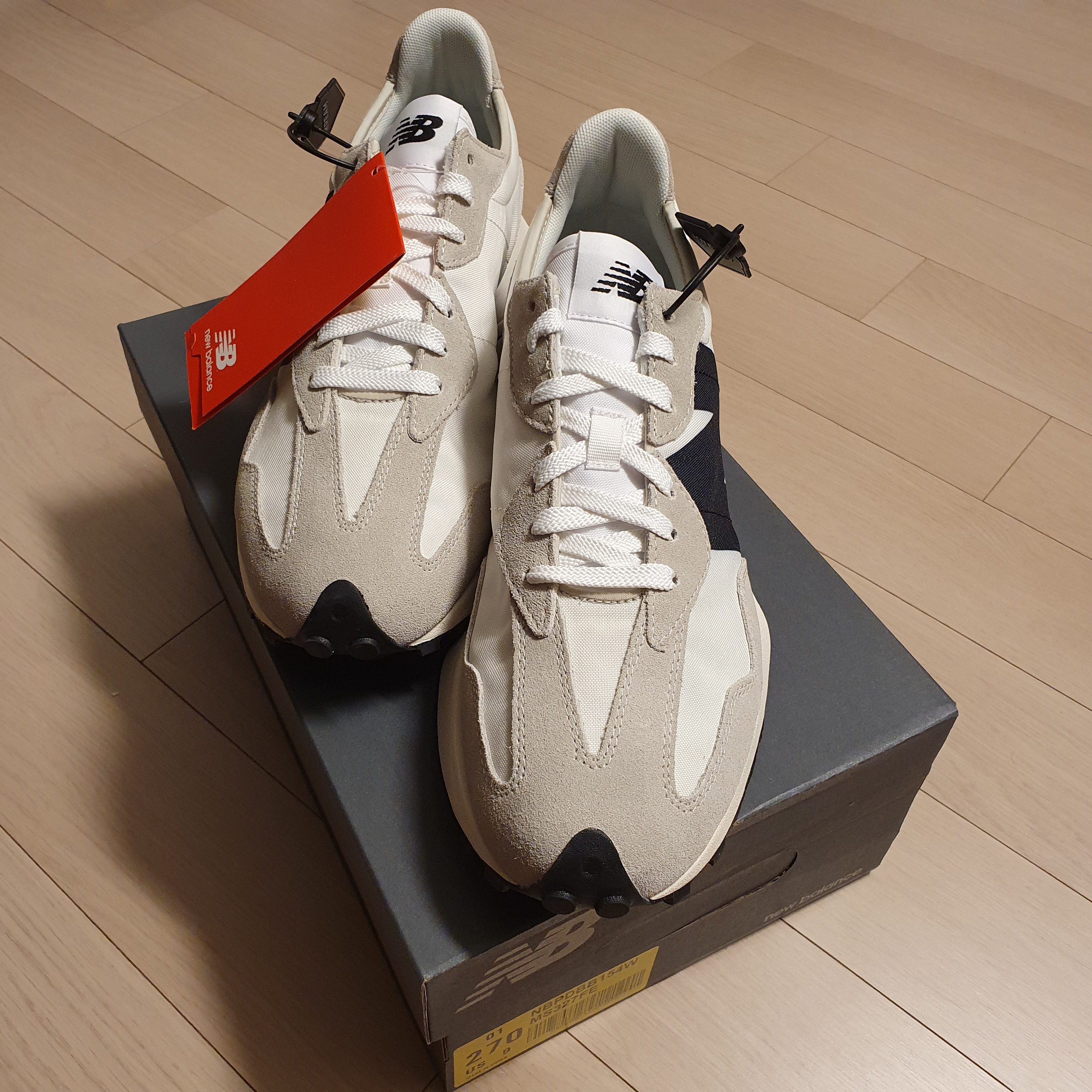 New Balance 327 White Black 착용 스타일 - 3