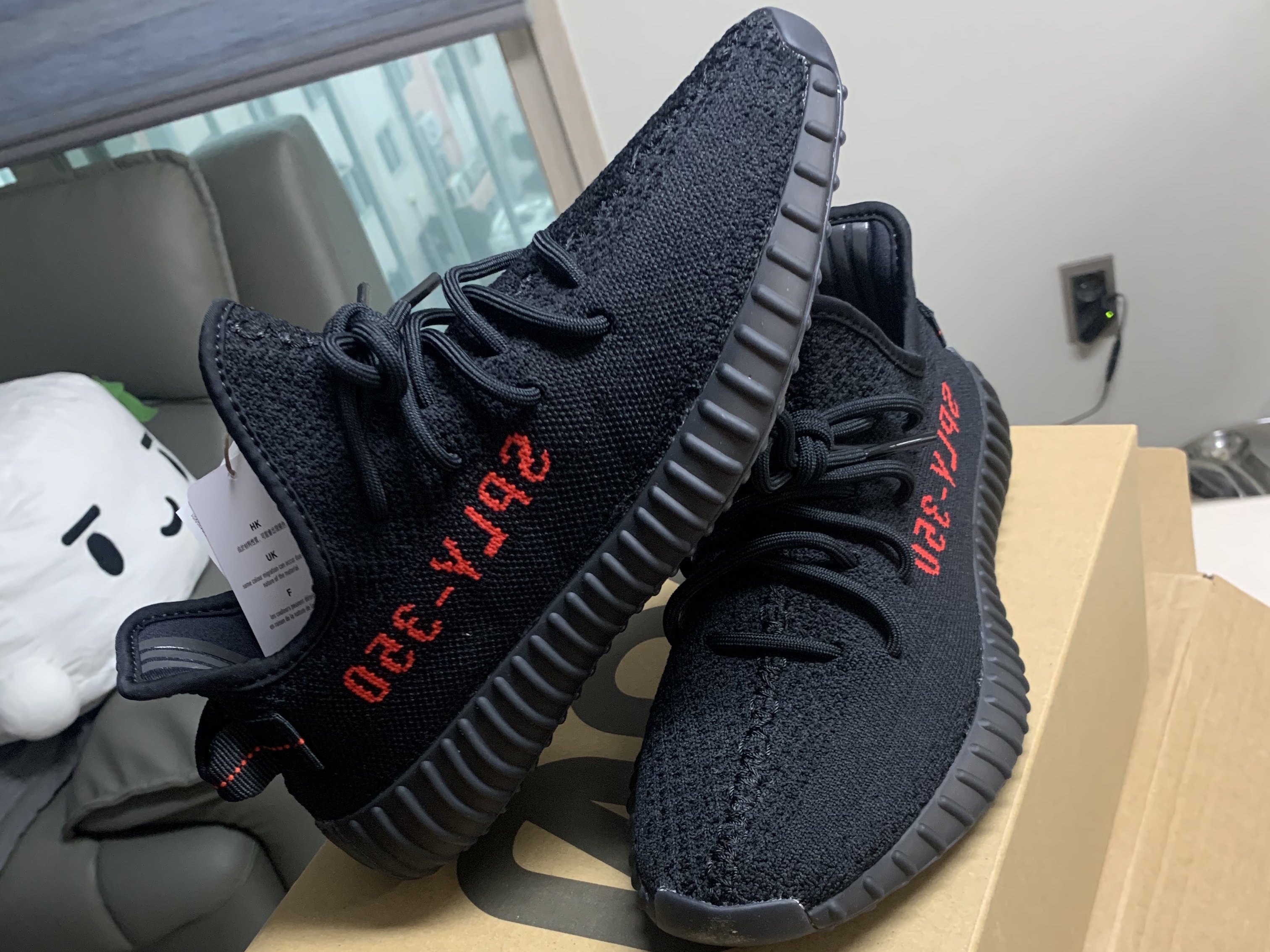 Adidas Yeezy Boost 350 V2 Black Red 2020 착용 스타일 - 3