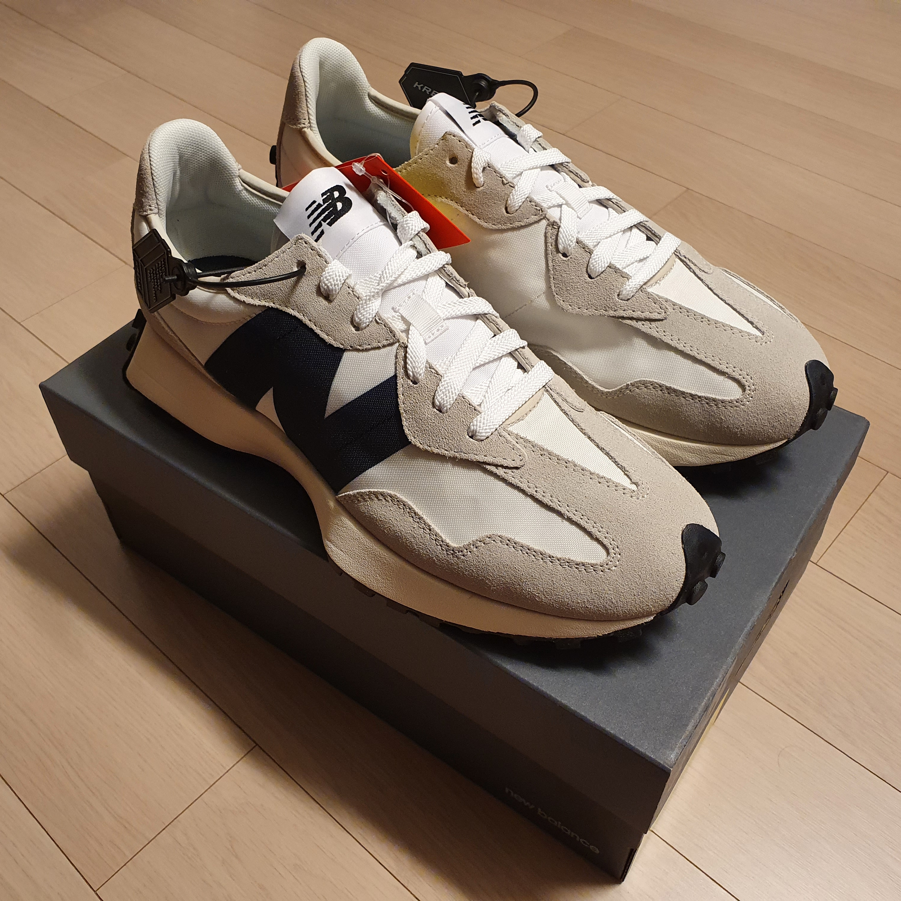 New Balance 327 White Black 착용 스타일 - 2