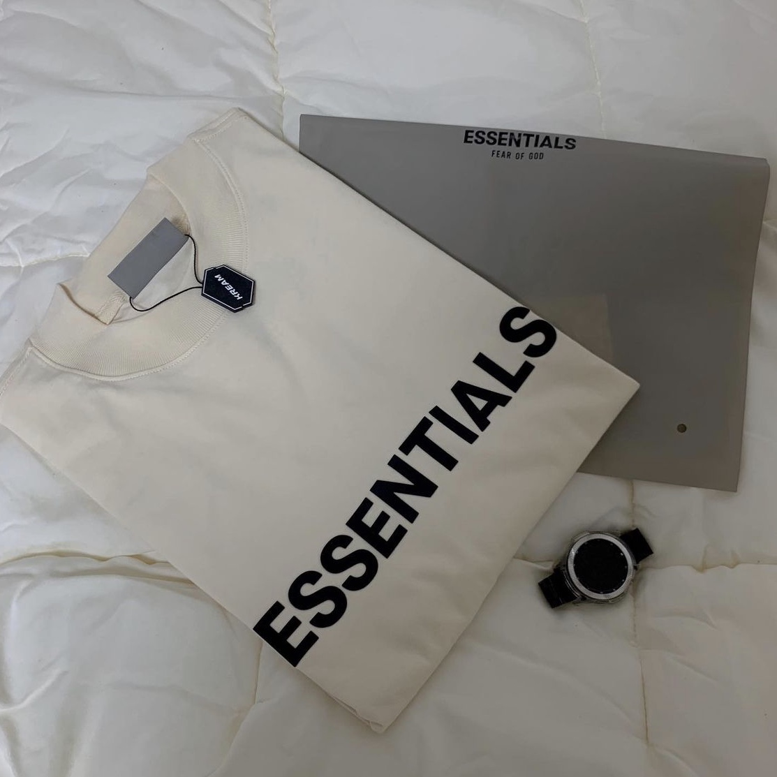 Essentials 3D Silicon Applique Boxy Long Sleeve T-Shirt Buttercream 2020 착용 스타일