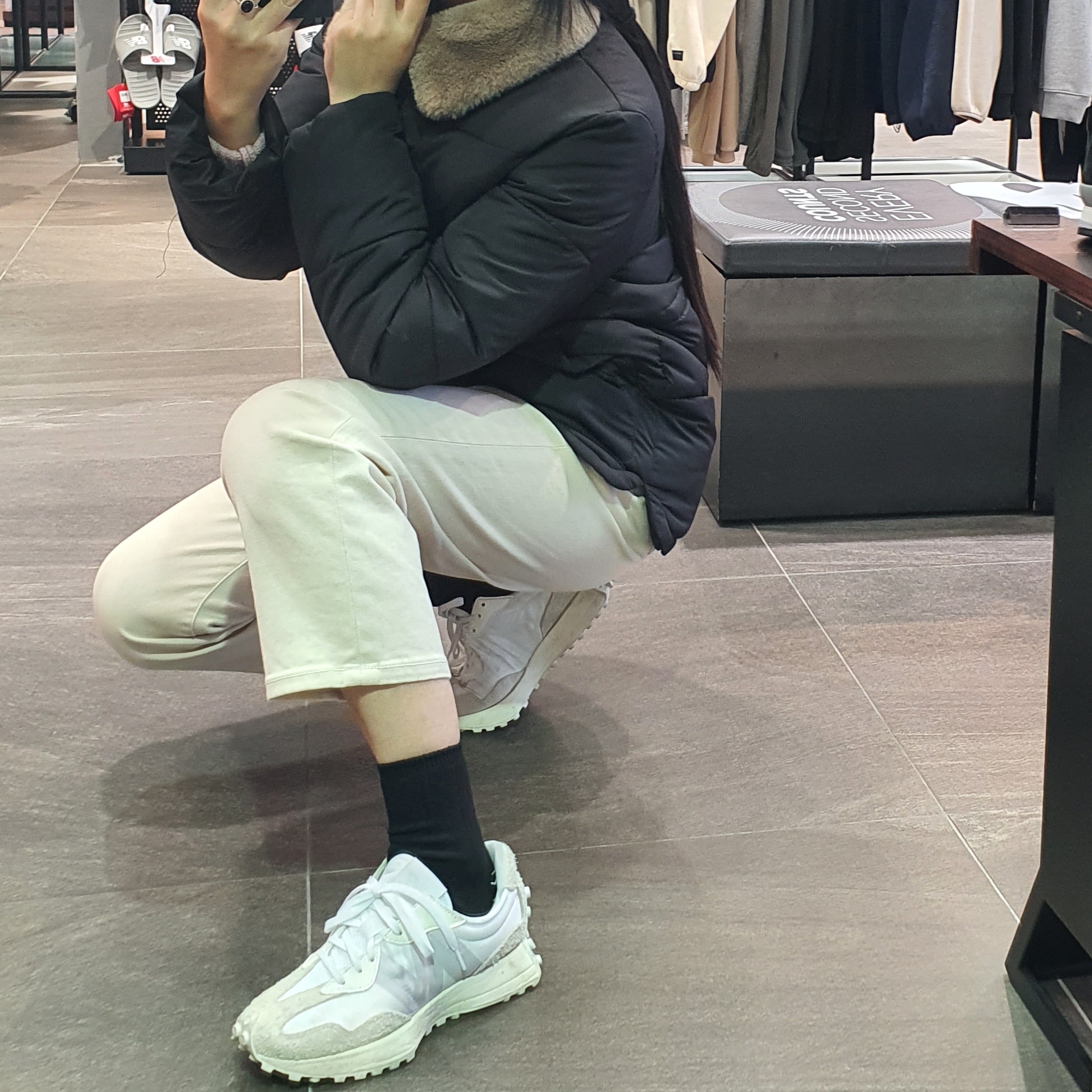 (W) New Balance 327 White Moonbeam 착용 스타일 - 1