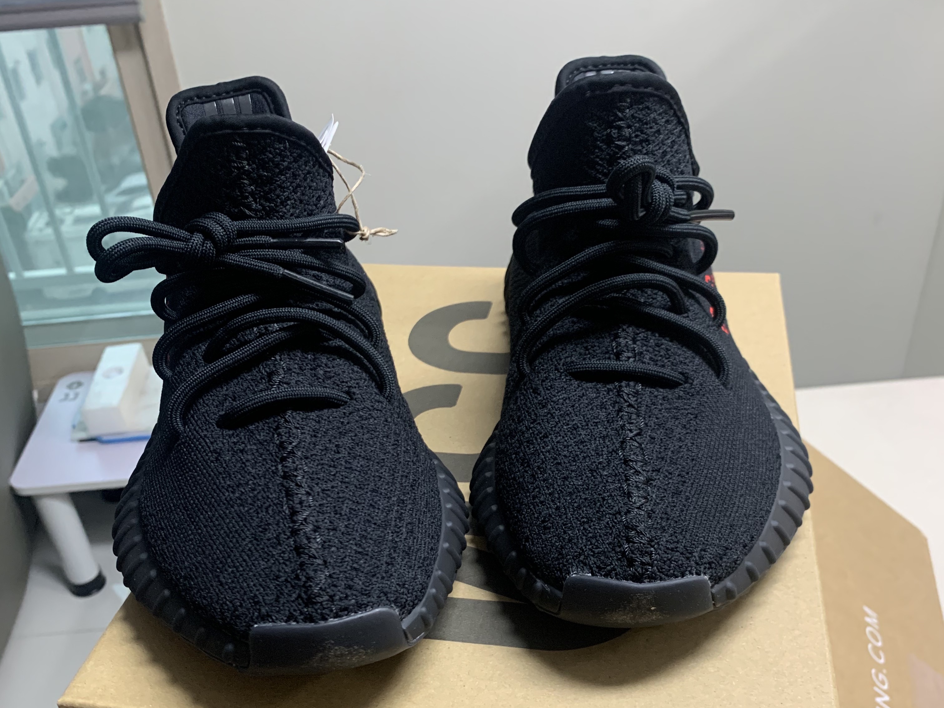 Adidas Yeezy Boost 350 V2 Black Red 2020 착용 스타일 - 5