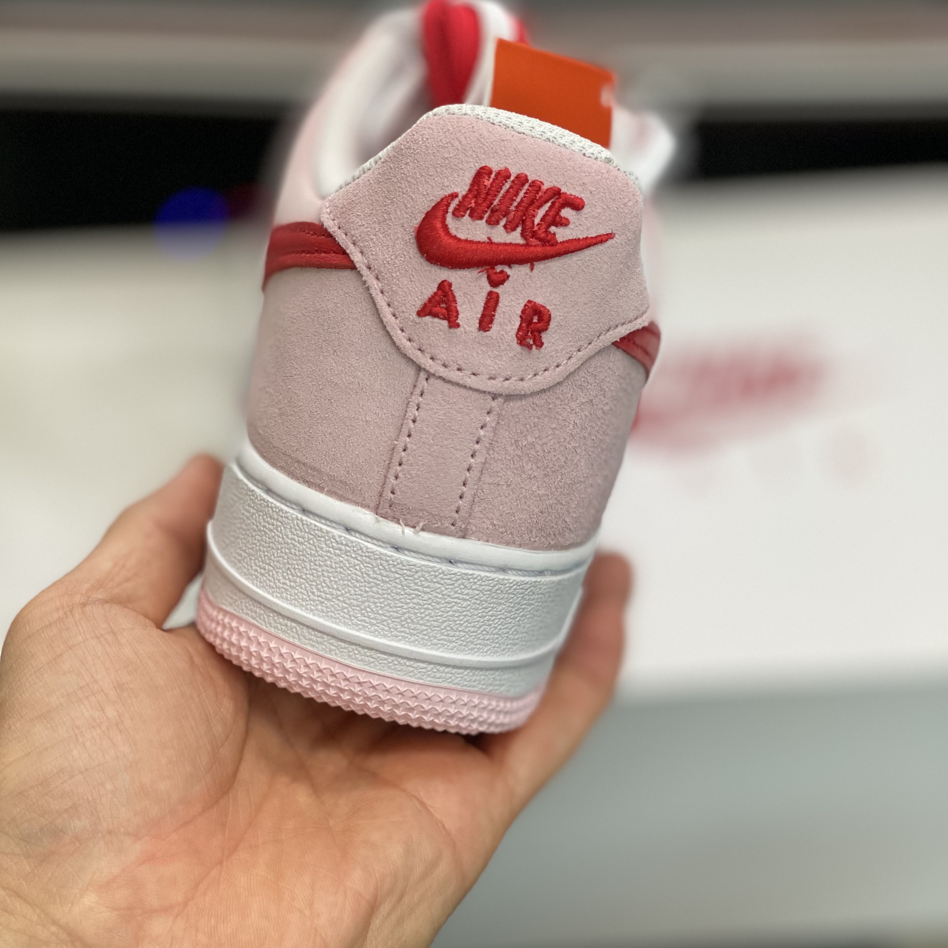 Nike Air Force 1 '07 QS Valentine's Day 착용 스타일 - 3
