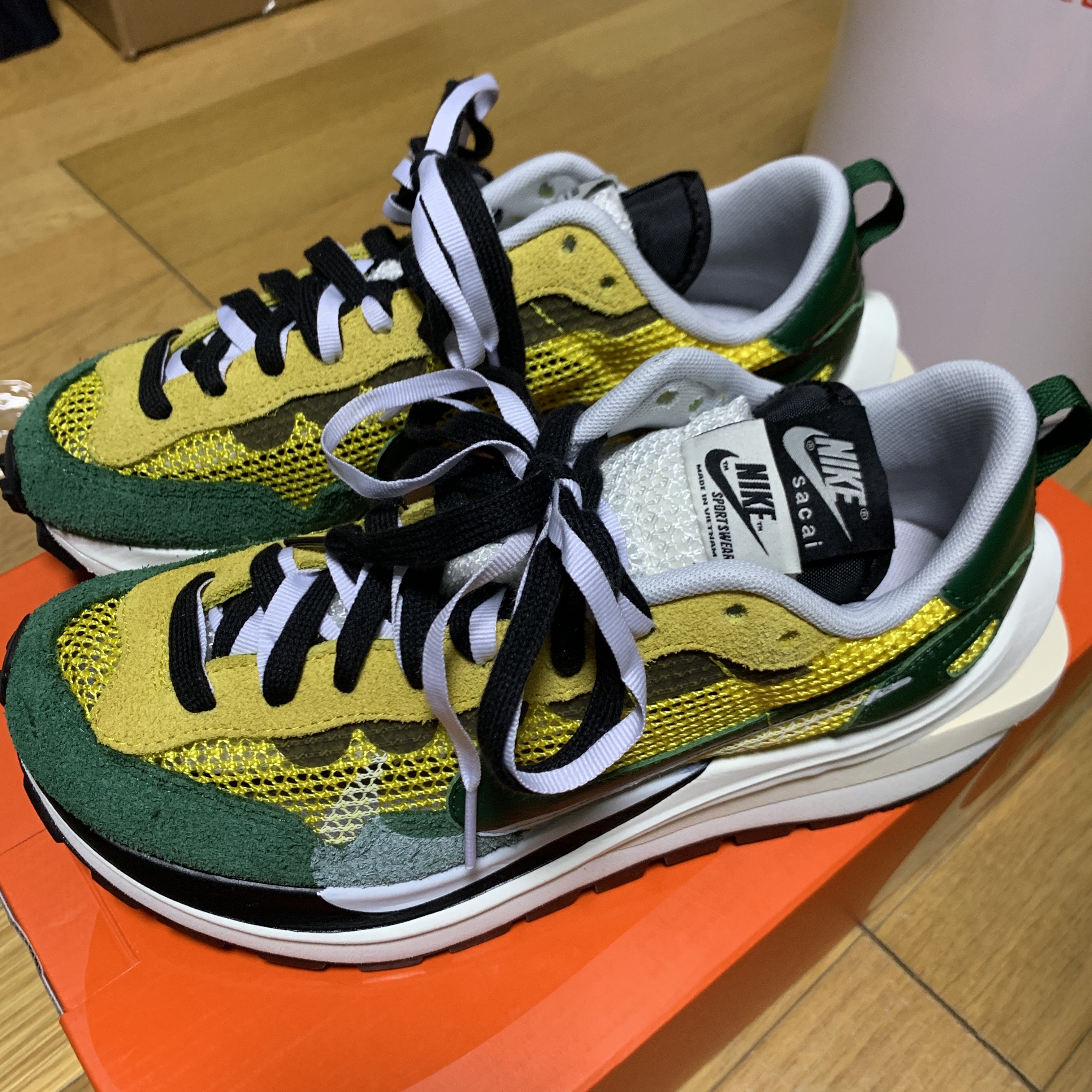 Nike x Sacai VaporWaffle Tour Yellow & Gorge Green Sail 착용 스타일 - 3