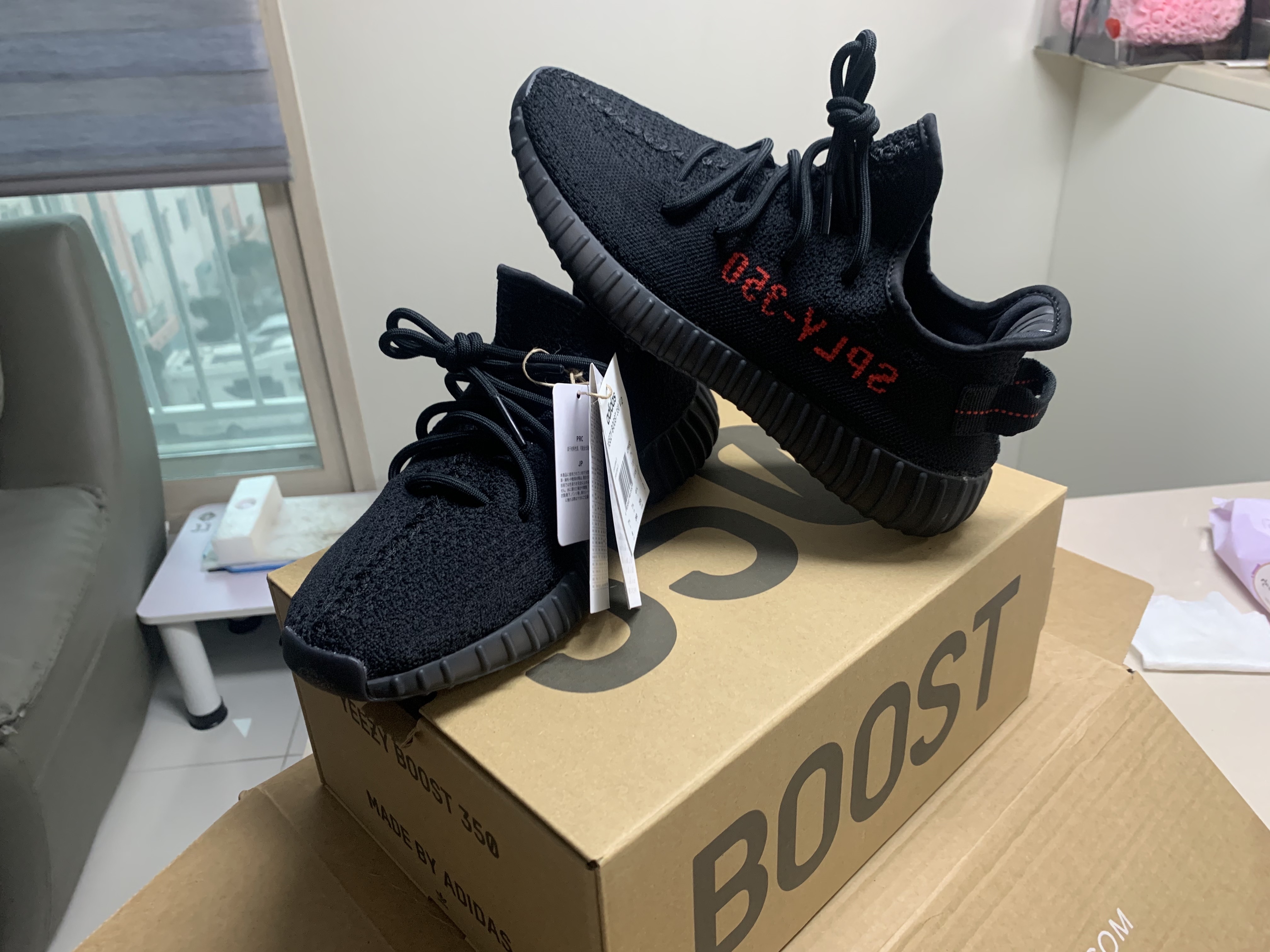 Adidas Yeezy Boost 350 V2 Black Red 2020 착용 스타일 - 2