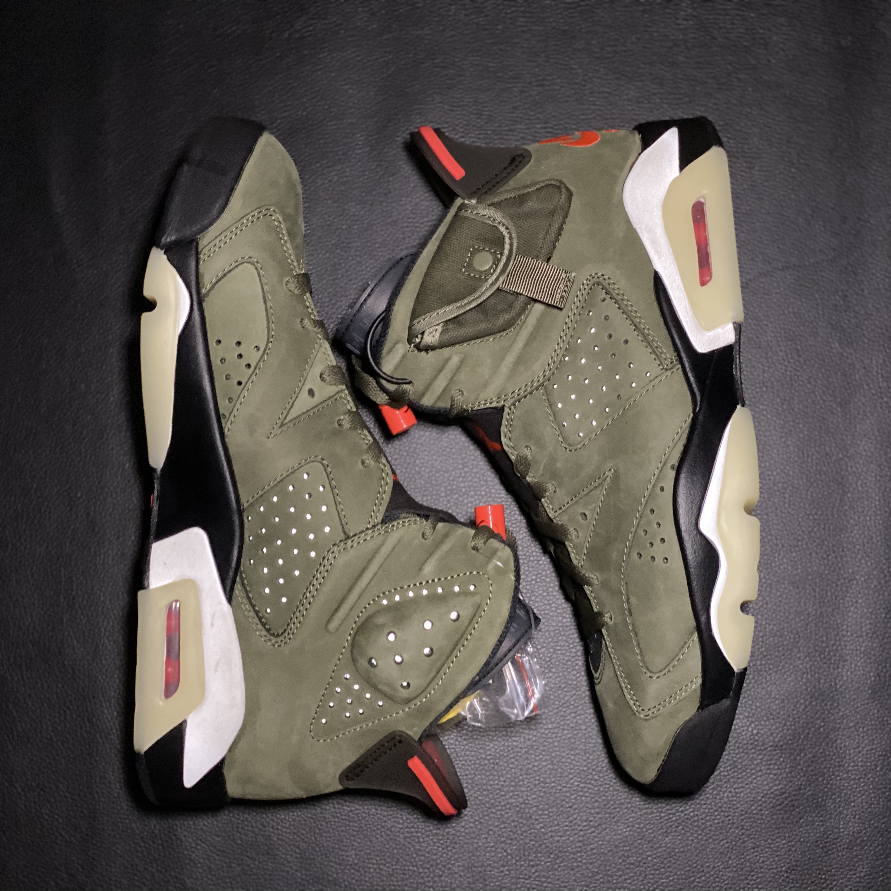 Jordan 6 x Travis Scott Retro Olive 착용 스타일 - 2