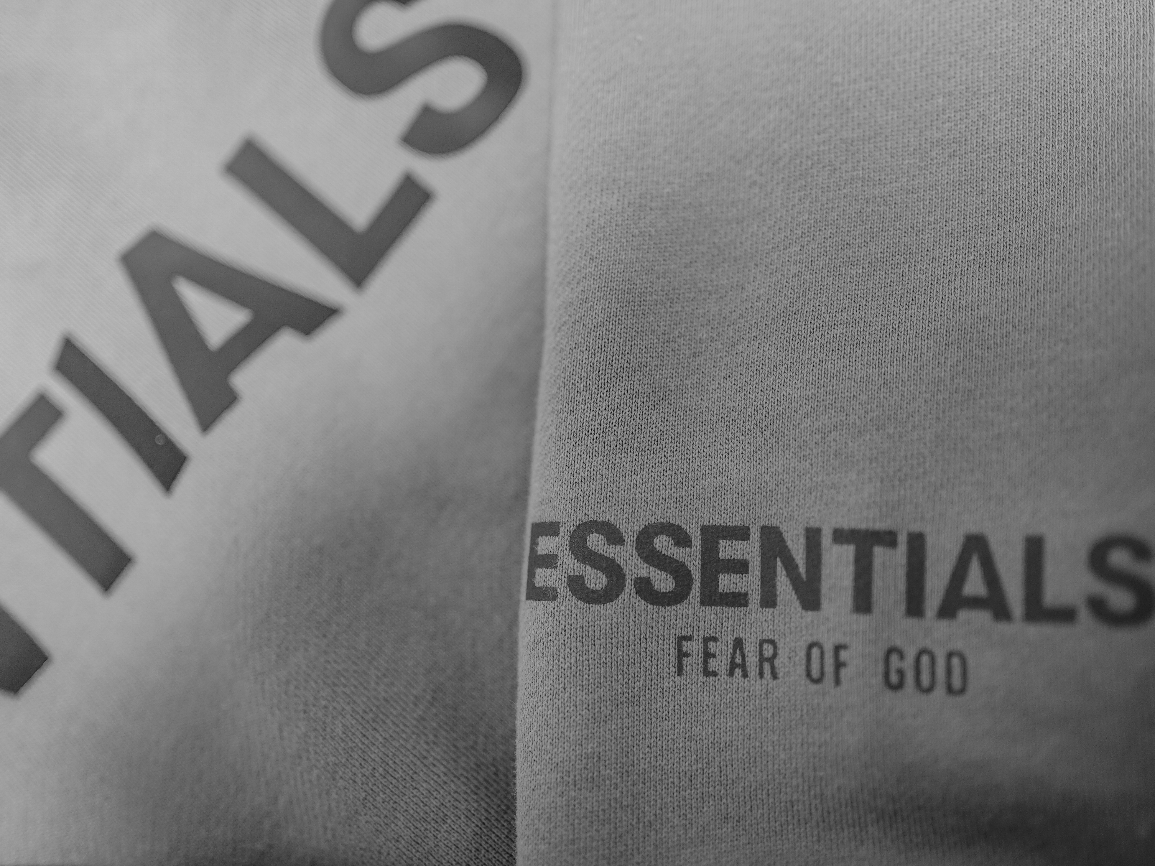 Essentials 3D Silicon Applique Crewneck Cement - 20FW 착용 스타일 - 3