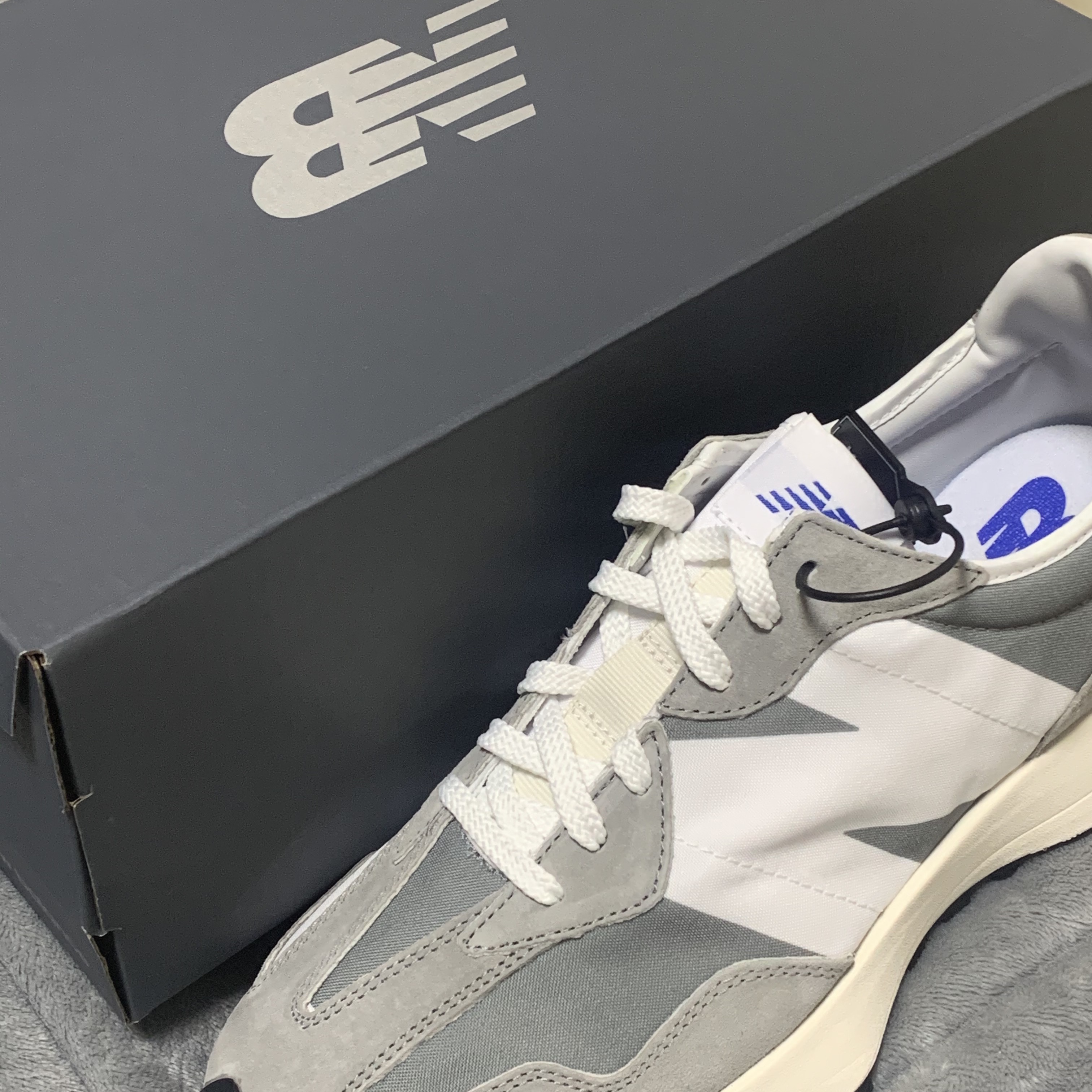 New Balance 327 Grey 착용 스타일 - 2