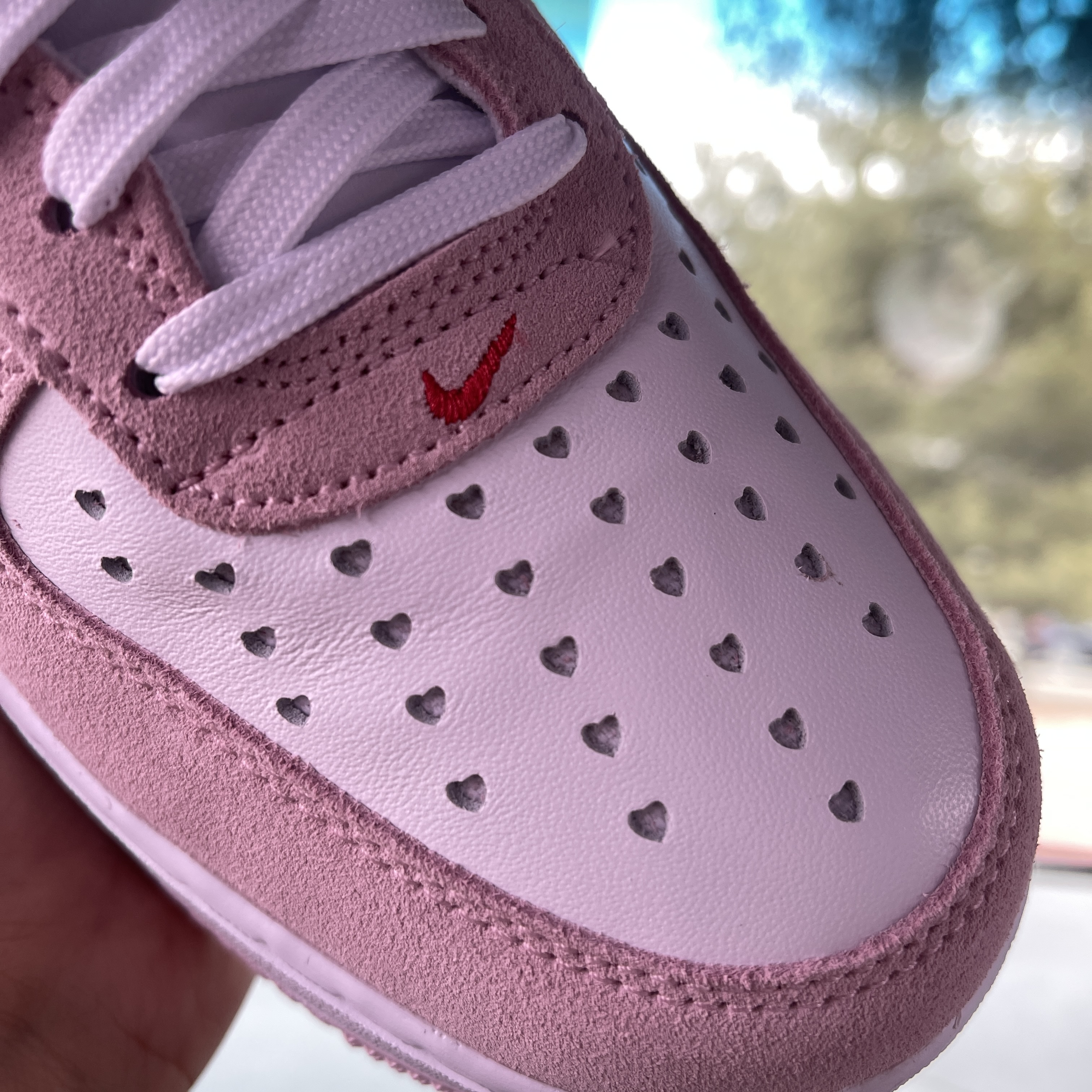Nike Air Force 1 '07 QS Valentine's Day 착용 스타일 - 3