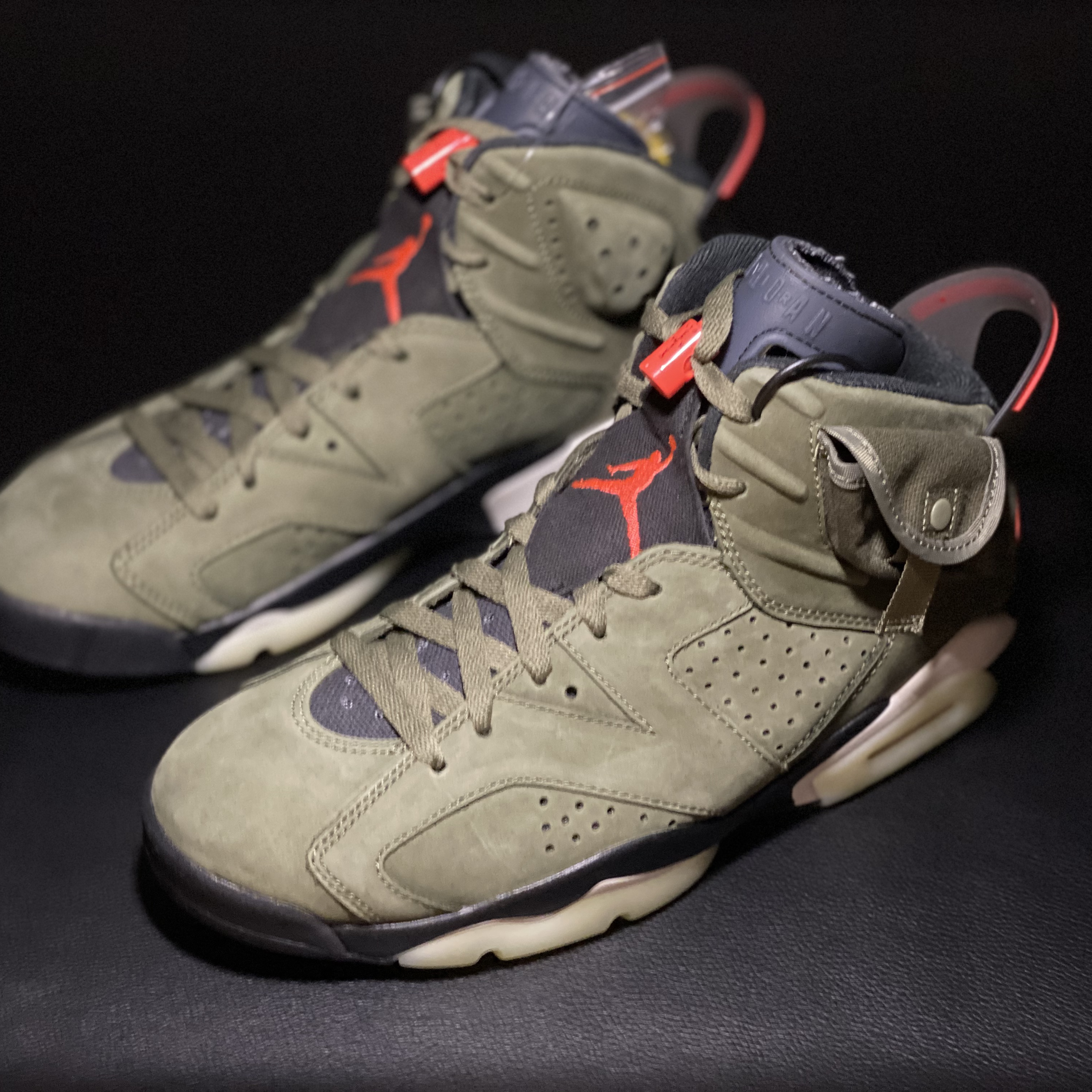 Jordan 6 x Travis Scott Retro Olive 착용 스타일 - 3