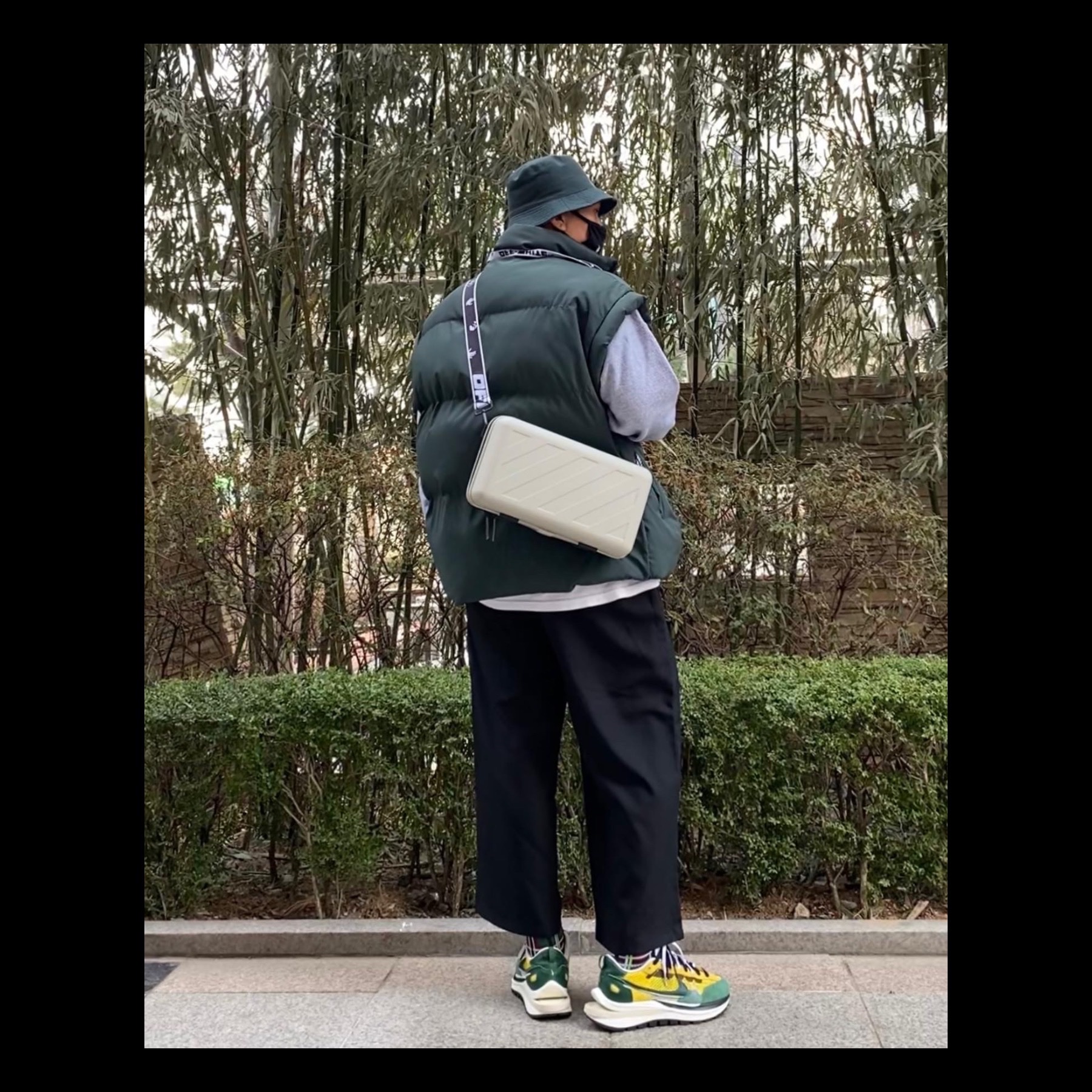Off-White x Amore Pacific Protection Box (Without Cosmetics), Nike x Sacai VaporWaffle Tour Yellow & Gorge Green Sail 착용 스타일 - 2
