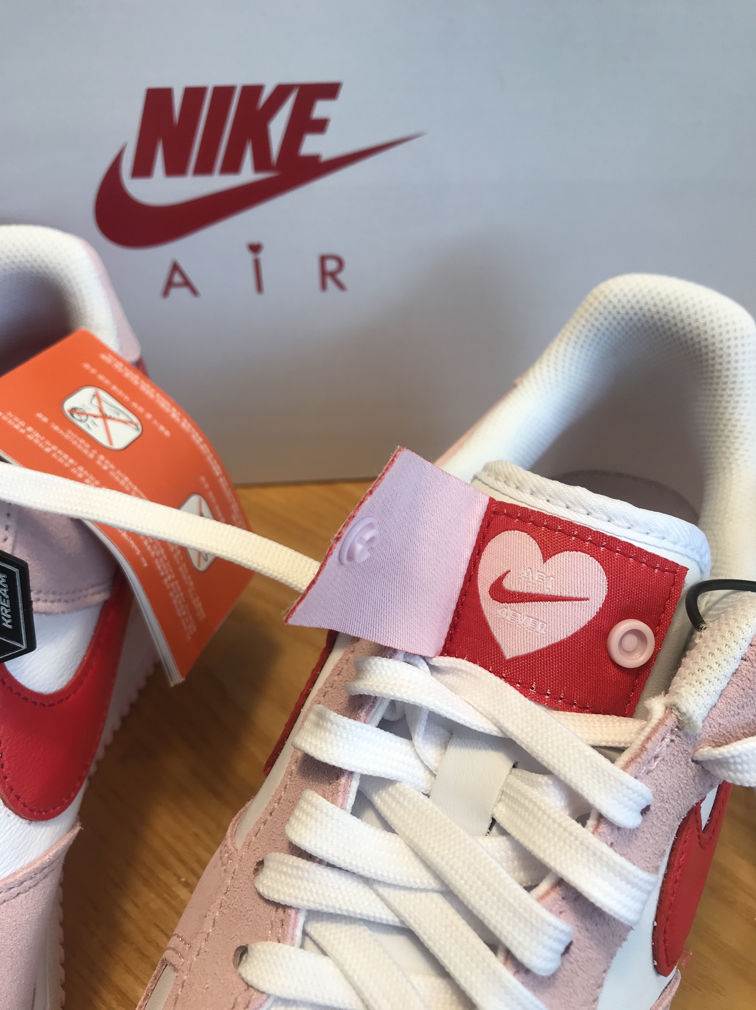 Nike Air Force 1 '07 QS Valentine's Day 착용 스타일 - 4