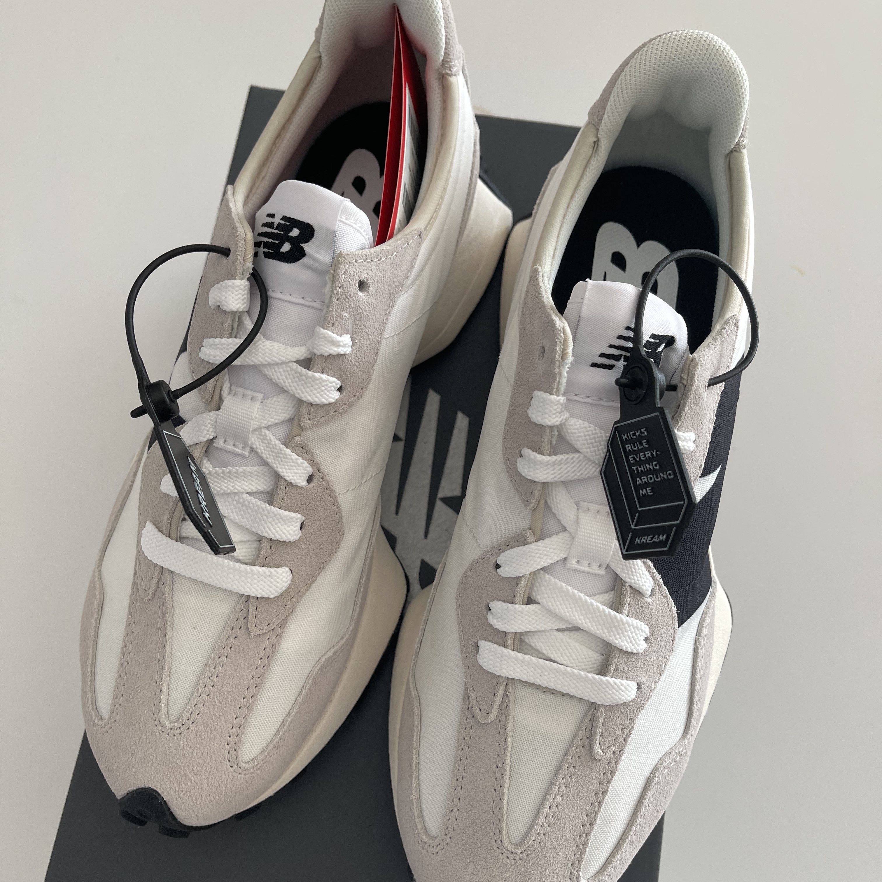 New Balance 327 White Black 착용 스타일