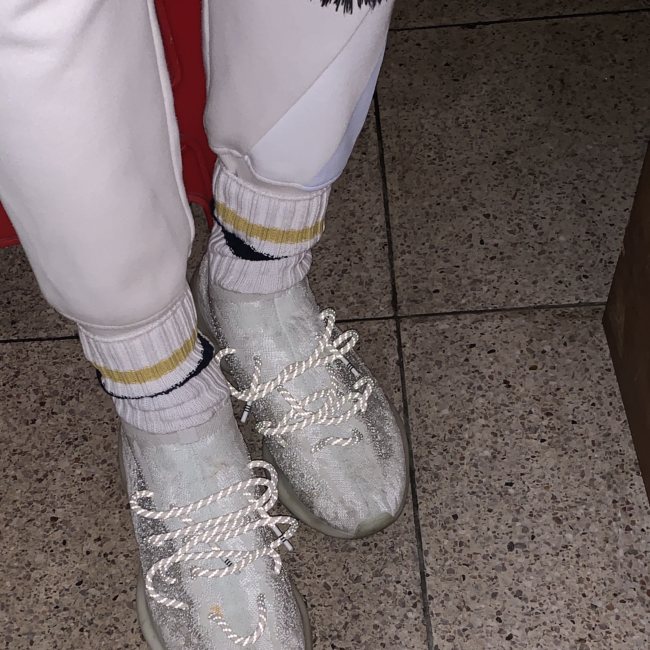 Adidas Yeezy Boost 380 Calcite Glow 착용 스타일 - 1