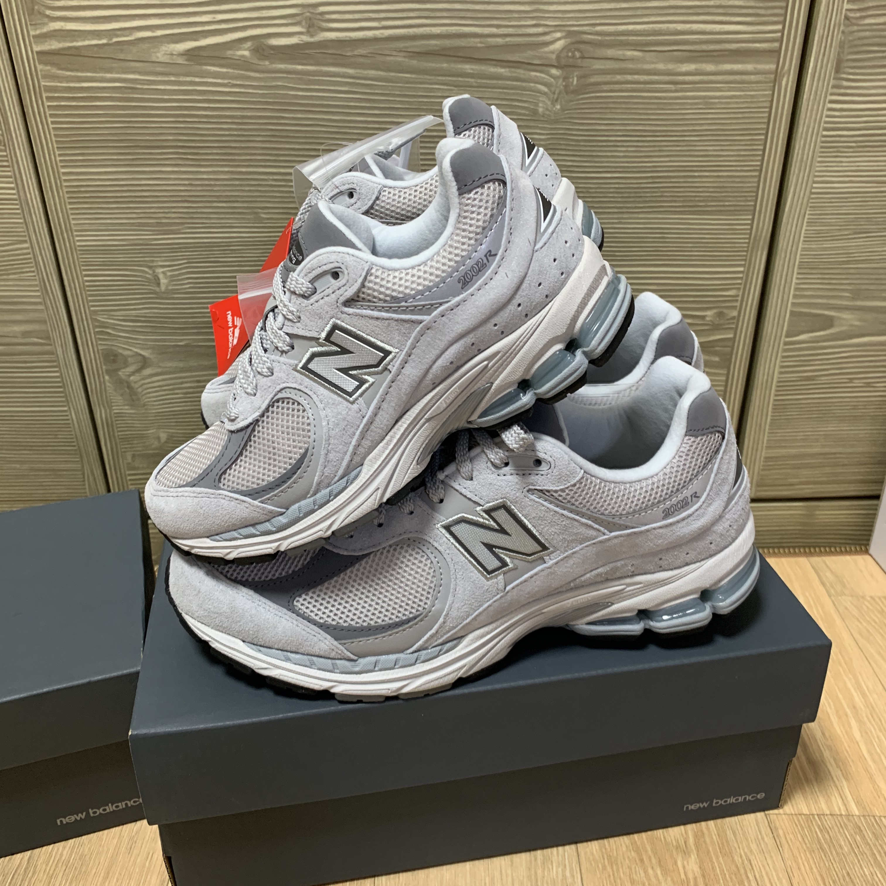 New Balance 2002R T2 Gray 착용 스타일
