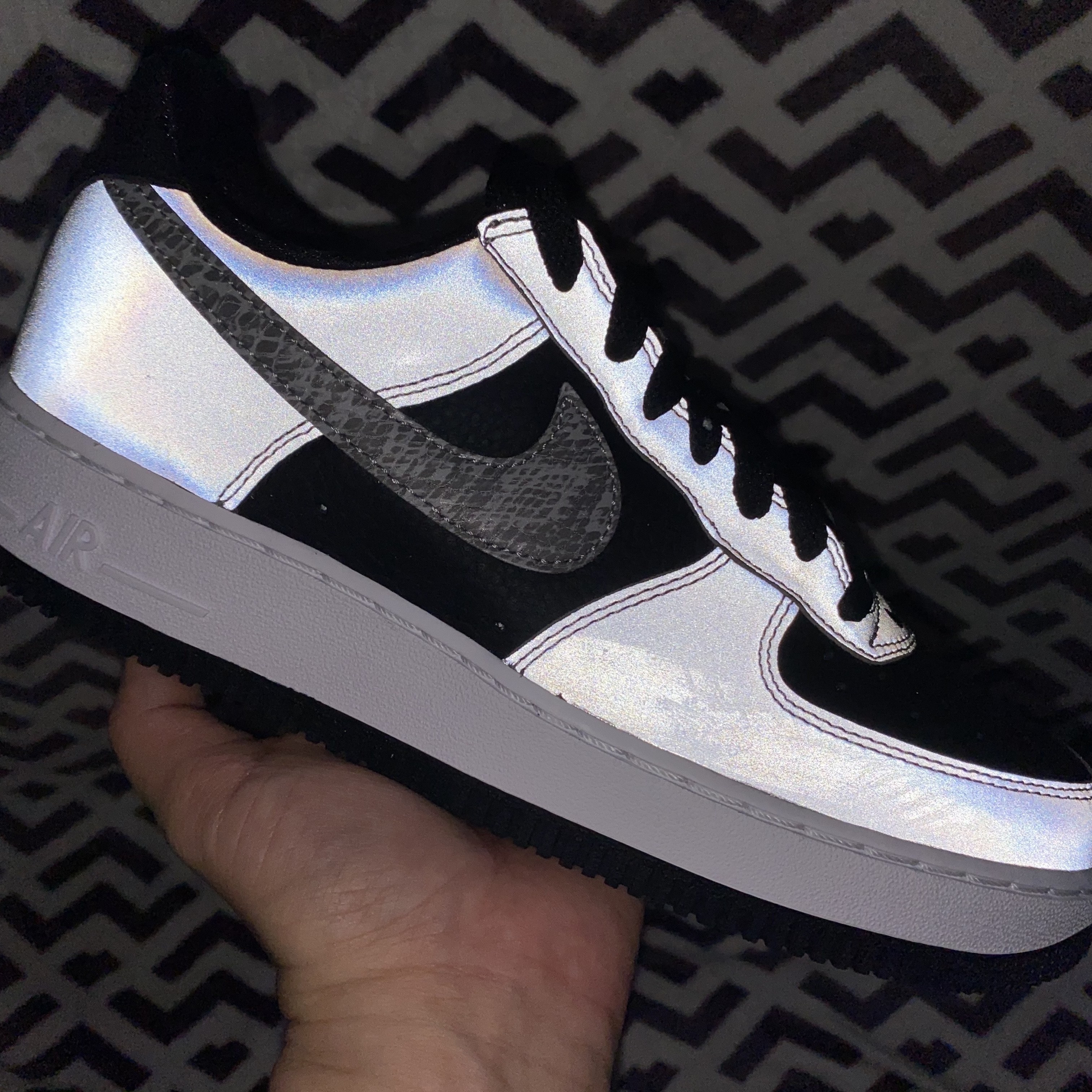 Nike Air Force 1 B Silver Snake 착용 스타일 - 2