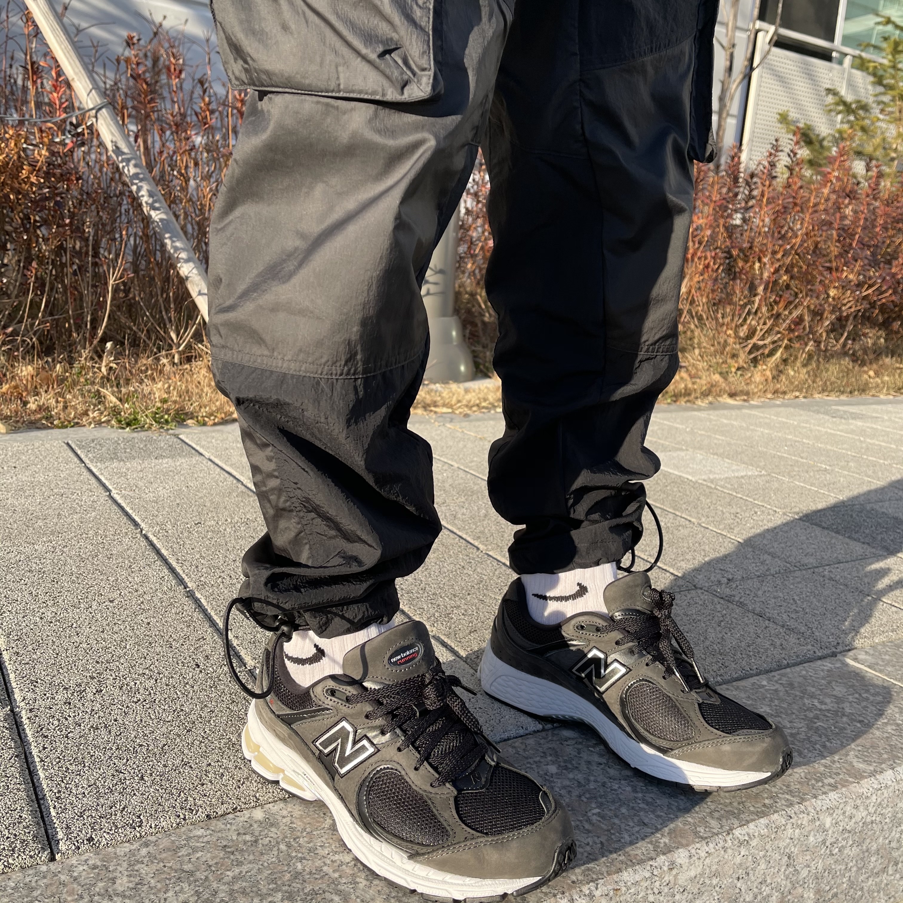 New Balance 2002R T2 Gray, New Balance 2002R Gray 착용 스타일 - 5