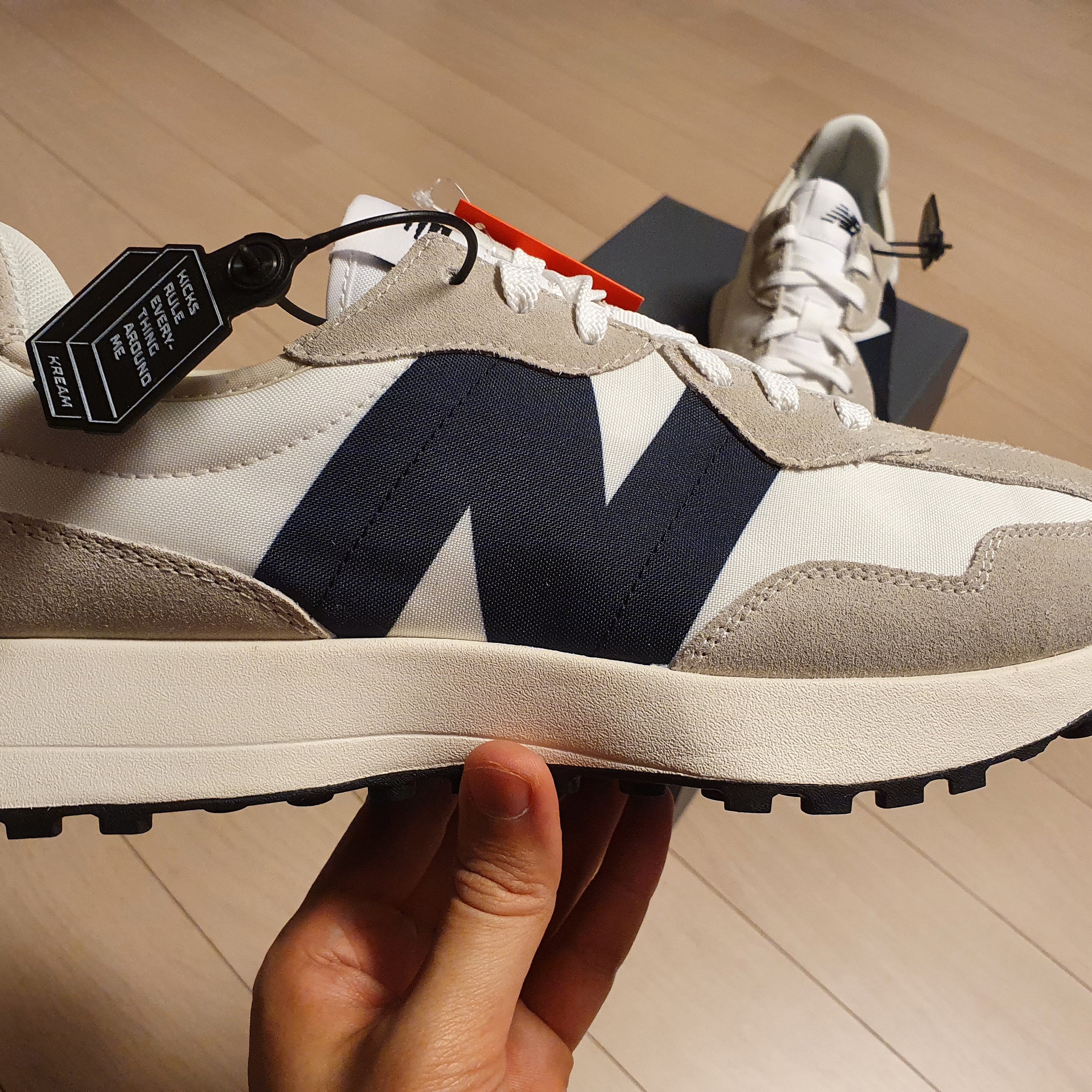 New Balance 327 White Black 착용 스타일 - 1
